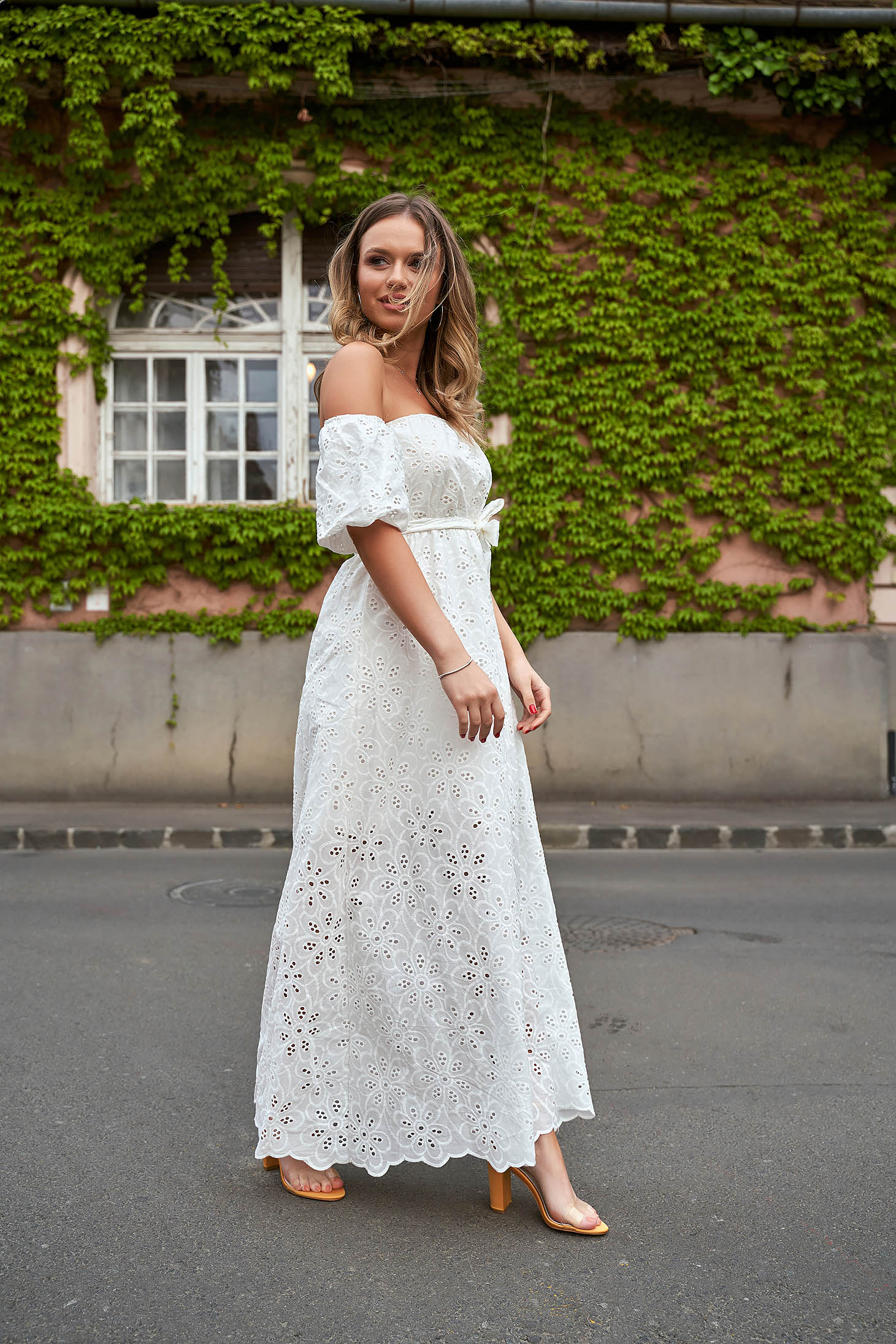Rochie din ghipură alba midi in clos cu elastic in talie si umeri goi - SunShine 7 - StarShinerS.ro