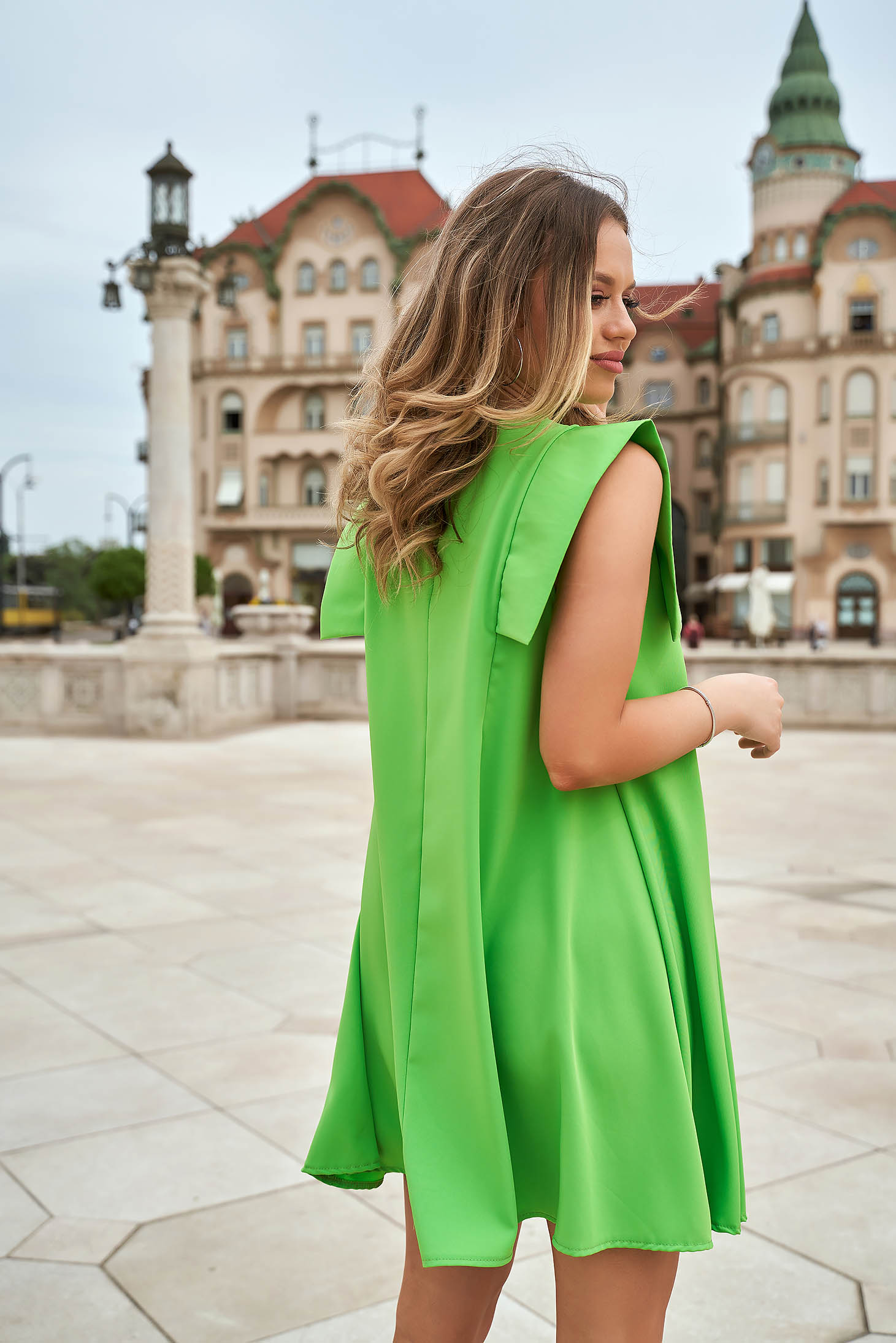 Világos zöld rövid bő szabású ruha vékony anyagból kerekített dekoltázssal 4 - StarShinerS.hu