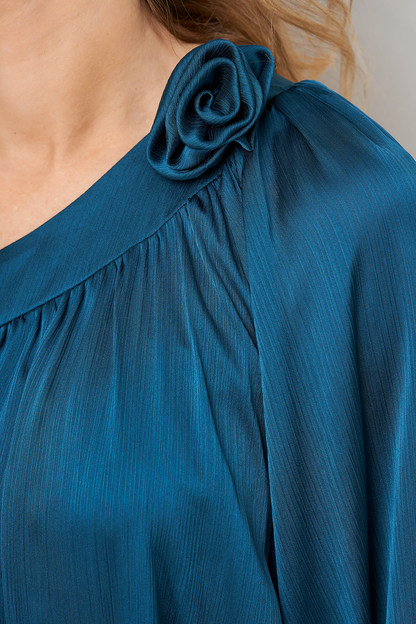 Rochie din material satinat albastru petrol cu croi larg asimetrica - Artista 6 - StarShinerS.ro