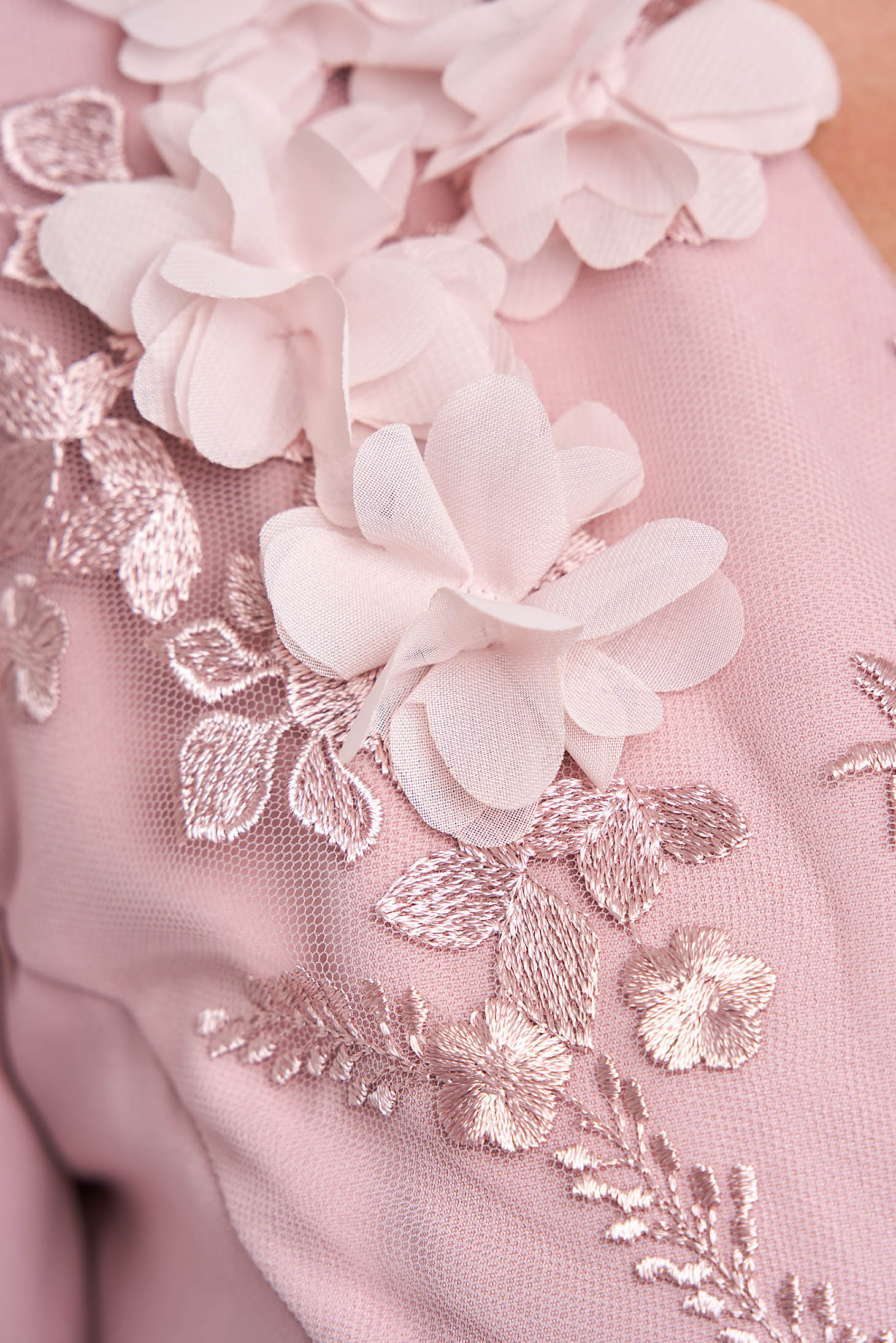 Púder rózsaszínű midi ceruza ruha rugalmas szövetből virágos hímzéssel - StarShinerS 5 - StarShinerS.hu