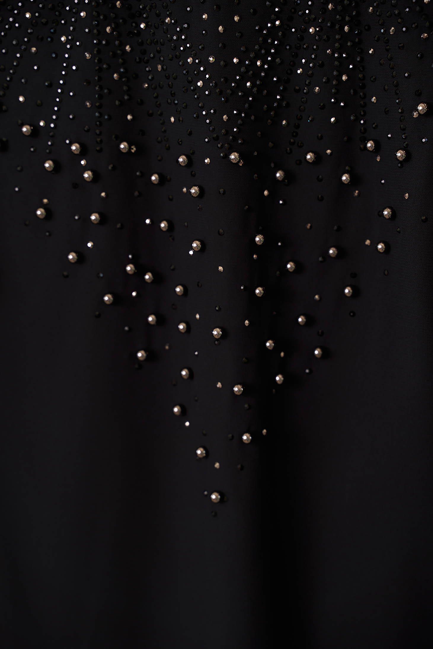 Fekete alkalmi egyenes midi ruha muszlin anyagból gyöngy és csillogó díszítésekkel 5 - StarShinerS.hu