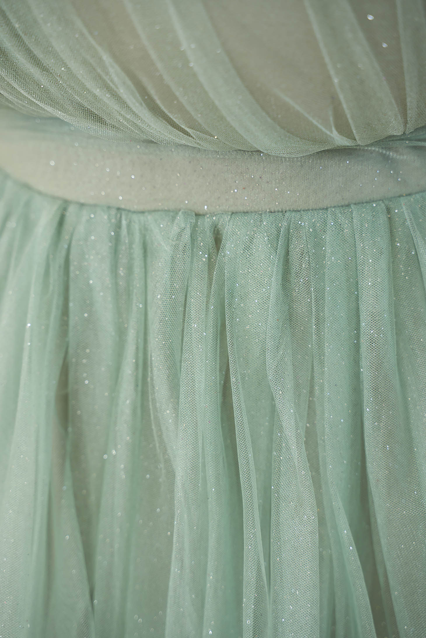 Alkalmi ruha világos zöld hosszú harang tüllből mellrésznél szivacsos 4 - StarShinerS.hu