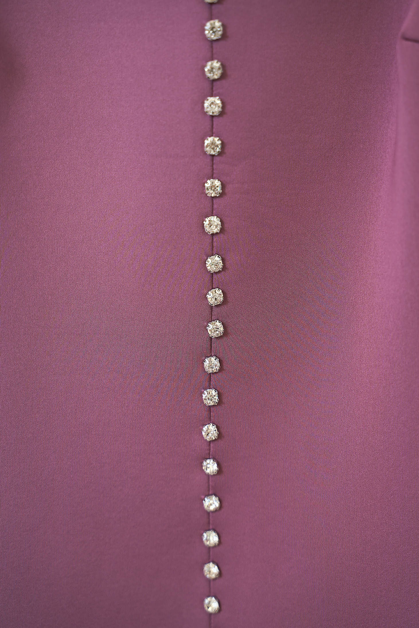 Elegáns ruha világos lila midi ceruza scuba, modern neoprénből származó anyagól, strassz köves díszítéssel 5 - StarShinerS.hu