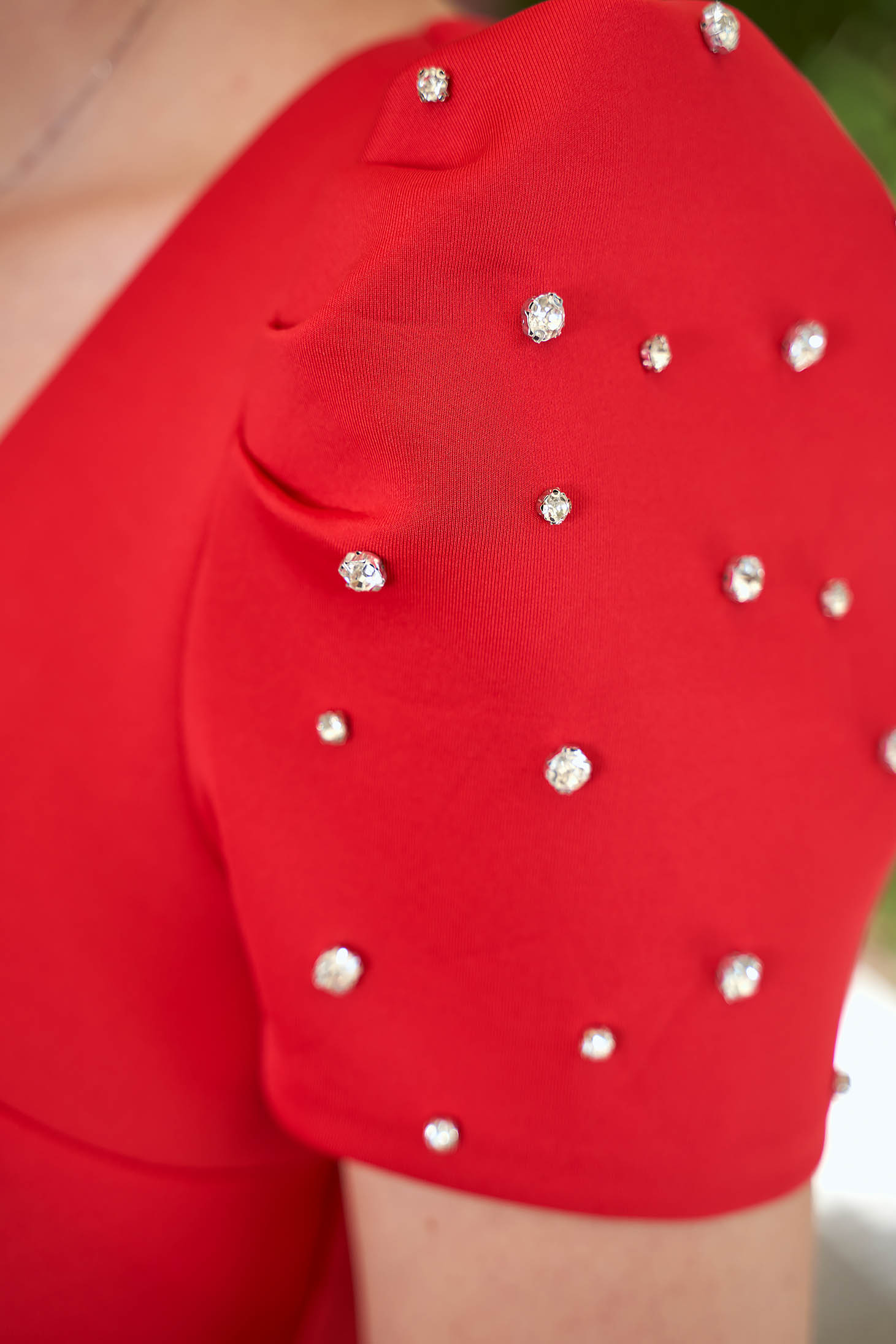 Elegáns ruha világos piros midi ceruza scuba, modern neoprénből származó anyagól, strassz köves díszítéssel 5 - StarShinerS.hu