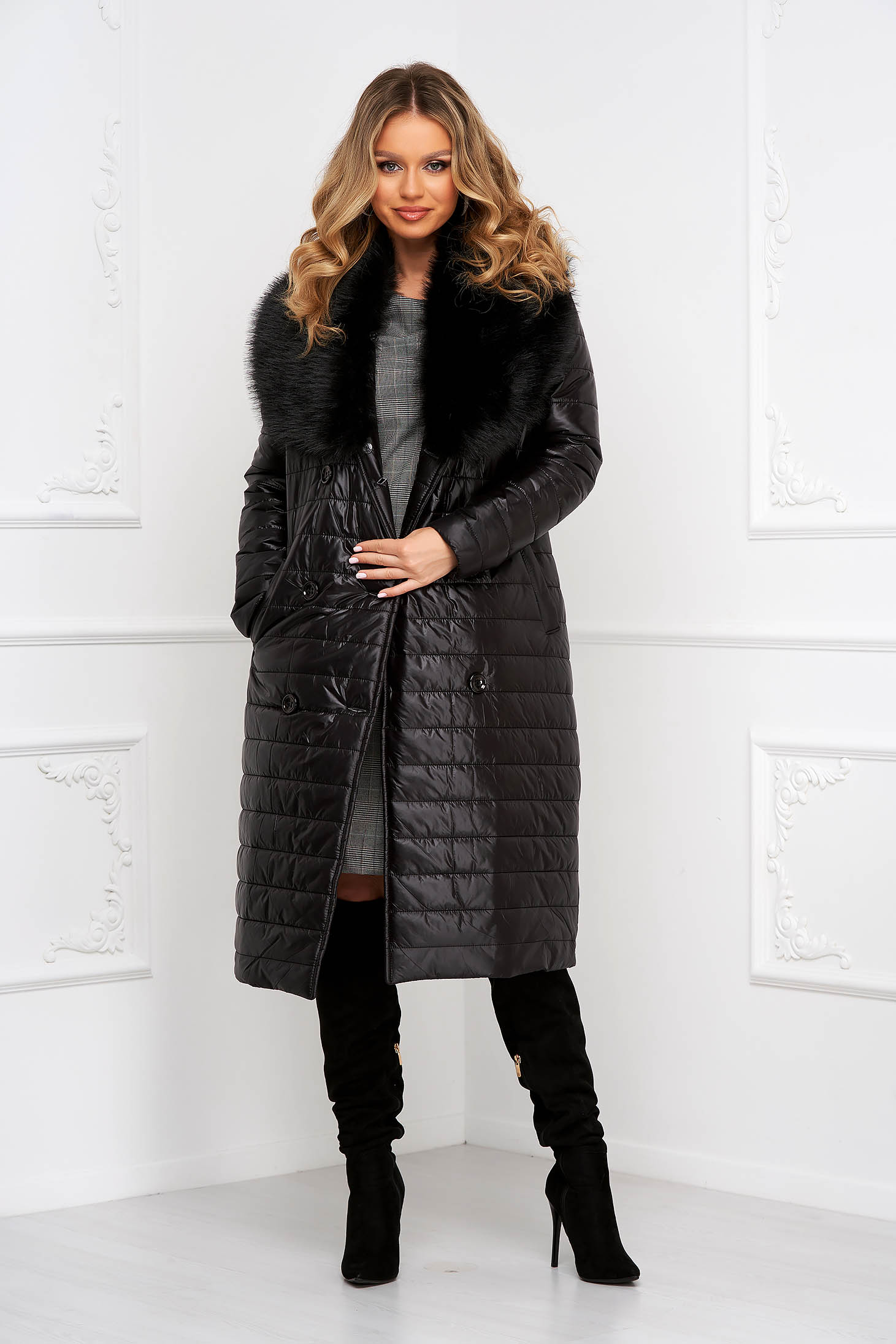 Long black quilted jacket accessorized with detachable faux fur - Artista 3 - StarShinerS.com