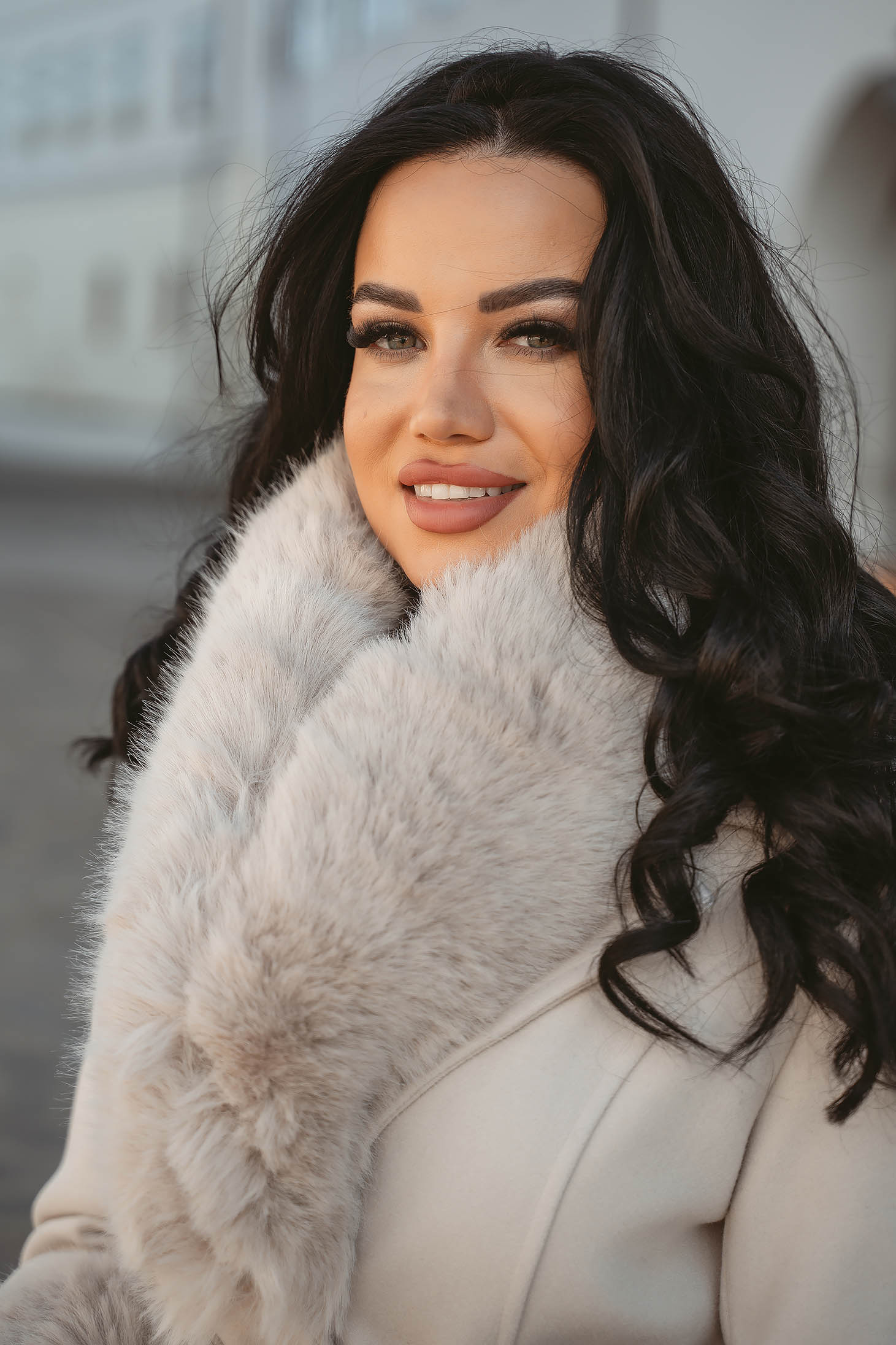 Palton din lana crem in clos cu guler si mansete din blana ecologica - SunShine 7 - StarShinerS.ro