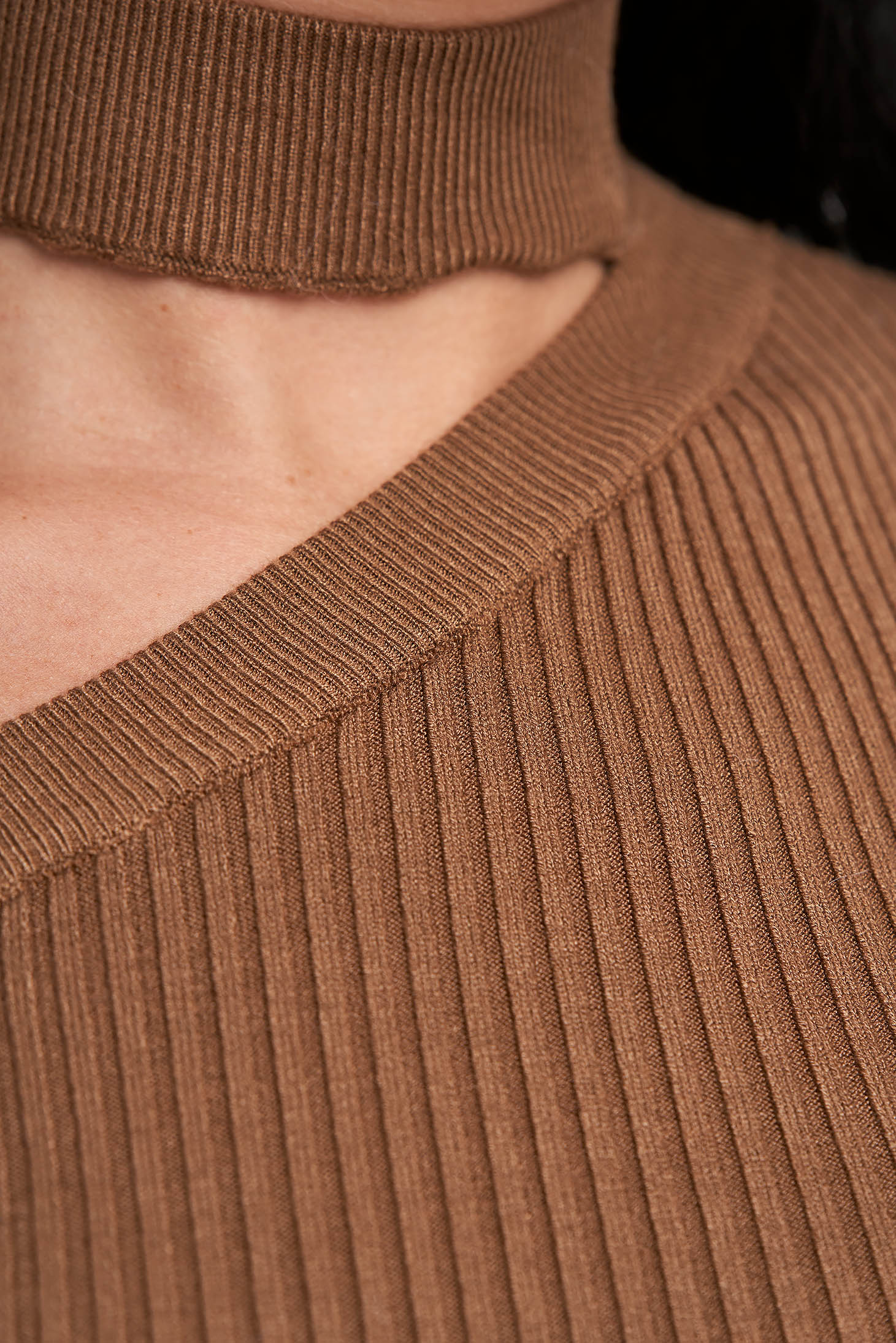 Rochie din tricot reiat maro scurta tip creion cu decupaje in material - SunShine 6 - StarShinerS.ro