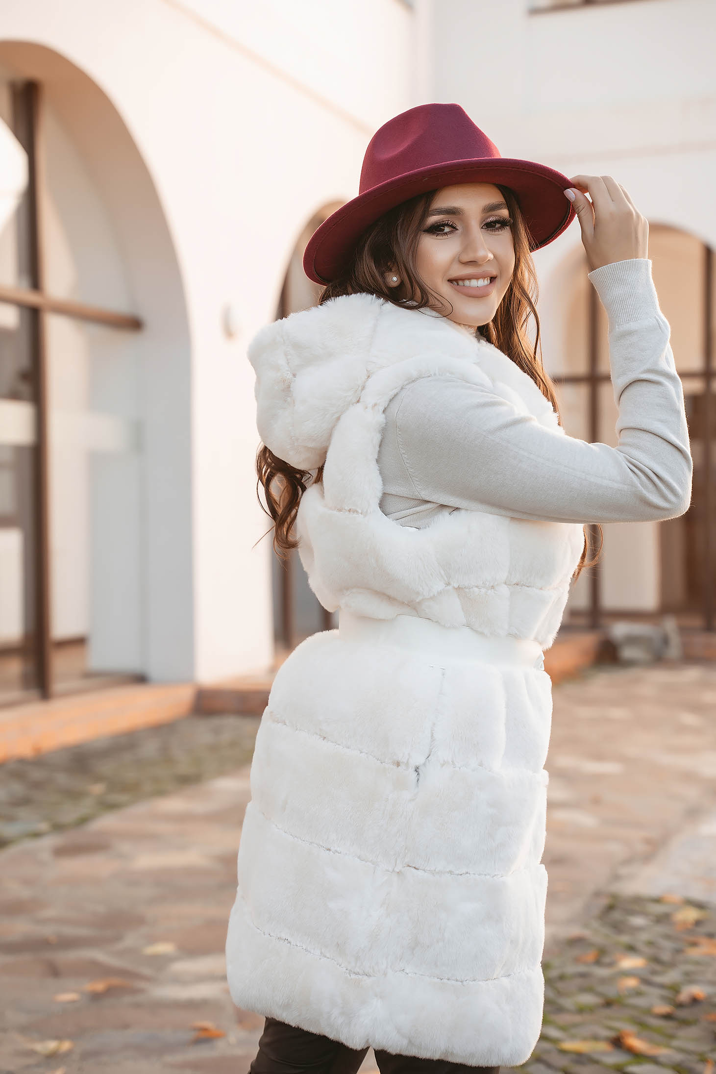Ivory gilet from ecological fur with pockets with undetachable hood 2 - StarShinerS.com