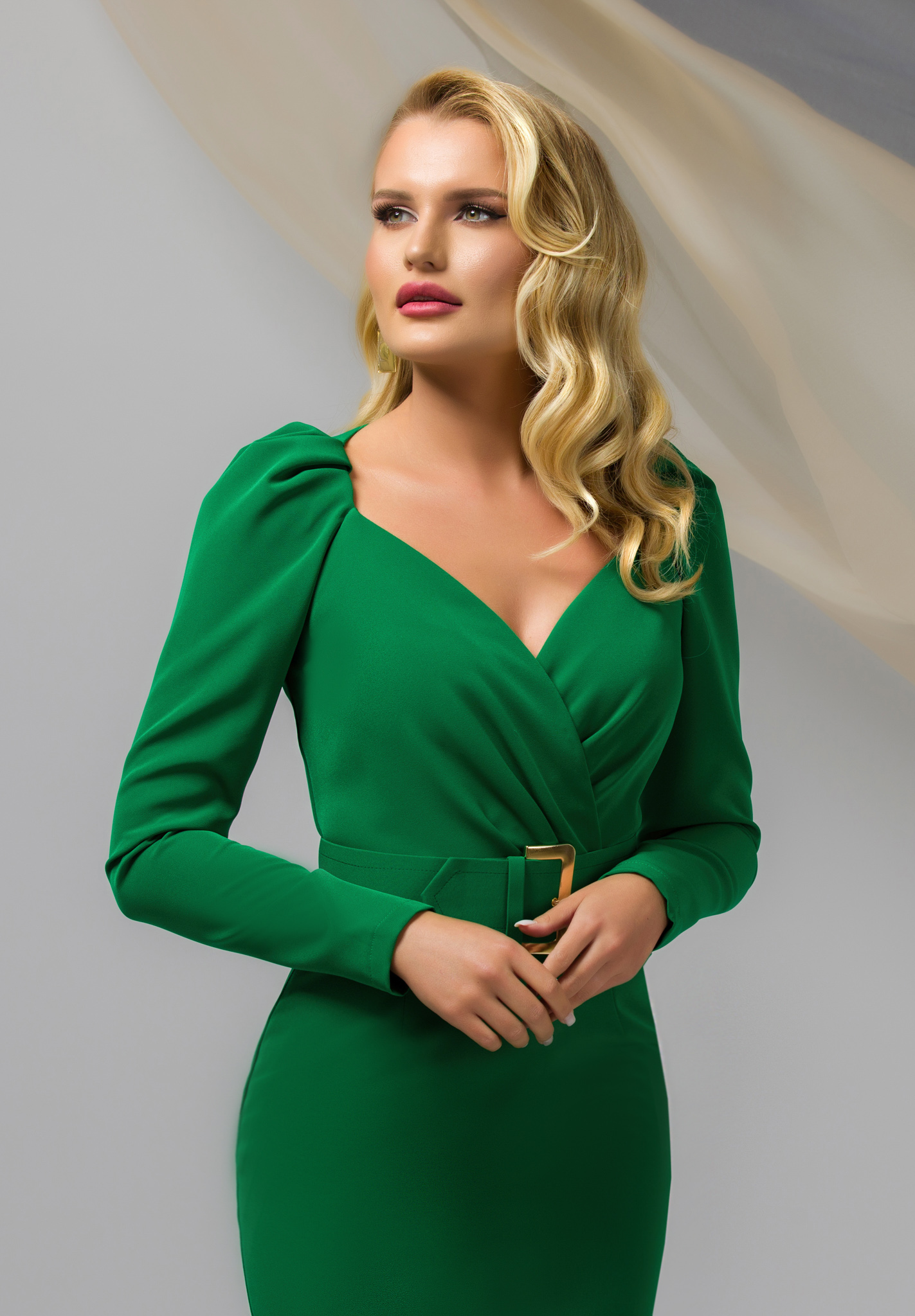 Rochie din material subtire verde midi cu un croi mulat si accesoriu tip curea - PrettyGirl 5 - StarShinerS.ro