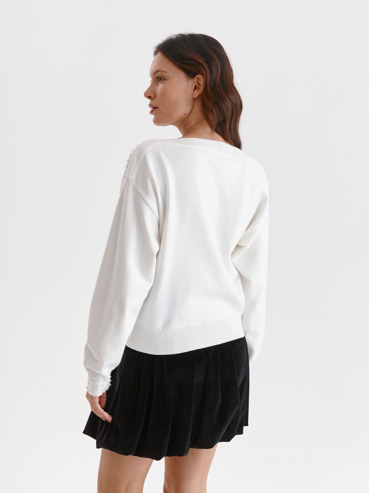 Pulover din tricot alb cu croi larg si aplicatii cu perle - Top Secret 3 - StarShinerS.ro
