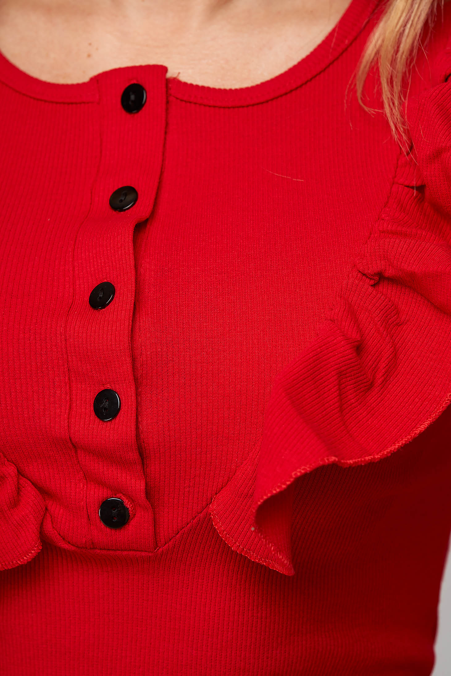 Piros szűk szabású fodros női blúz pamutból csíkozott anyag gomb kiegészítőkkel 4 - StarShinerS.hu
