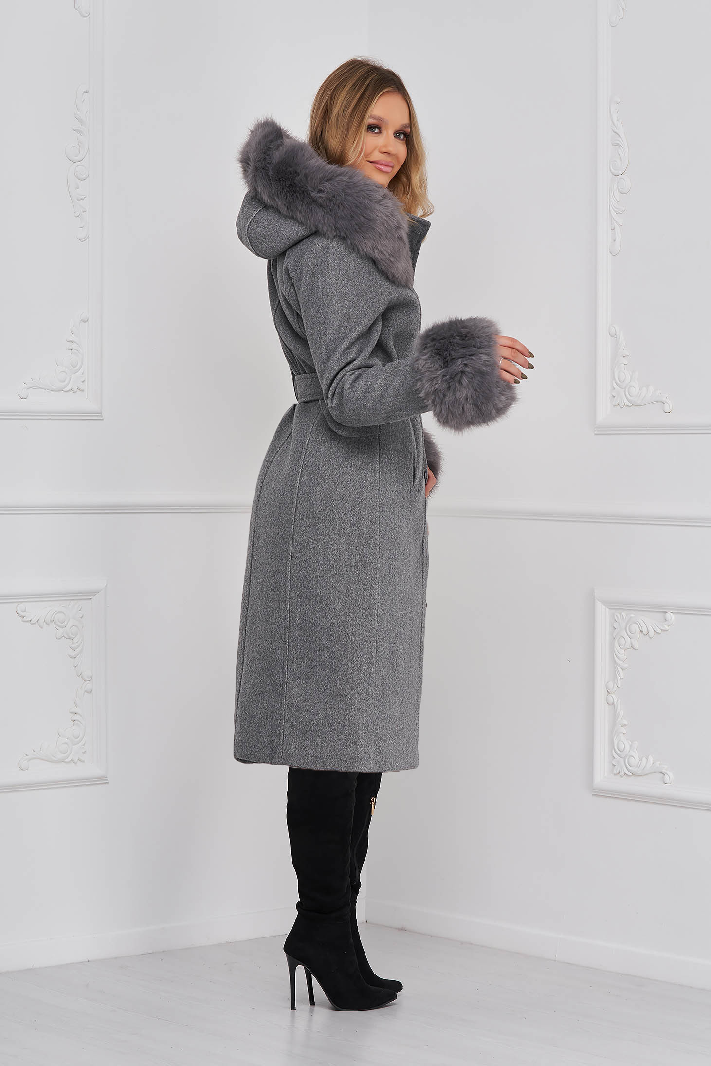 Palton din lana gri cambrat cu gluga detasabila accesorizat cu blana ecologica - SunShine 2 - StarShinerS.ro