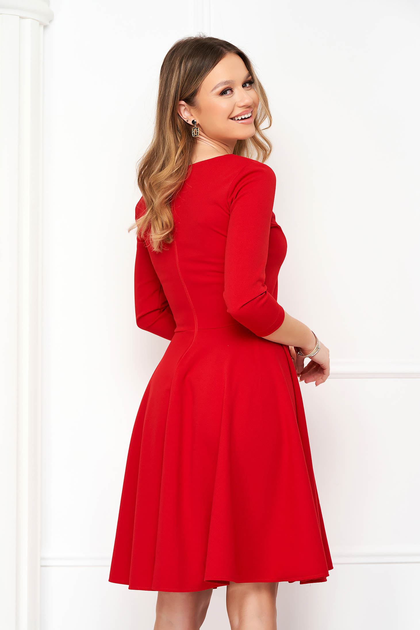 Red crepe dress with v-neckline in cloche - StarShinerS 2 - StarShinerS.com