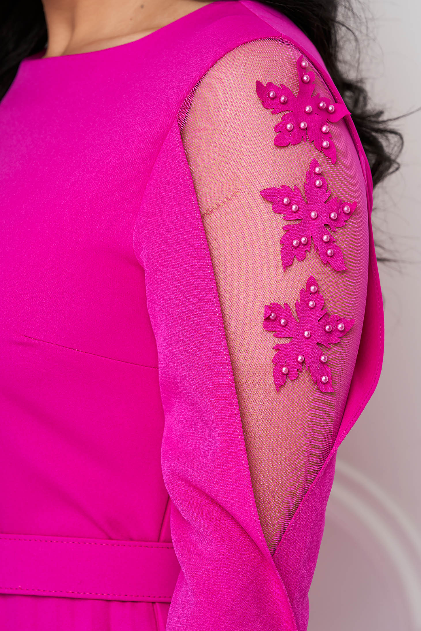 Rochie plisata din stofa usor elastica roz in clos cu flori in relief pe manecile decupate 5 - StarShinerS.ro