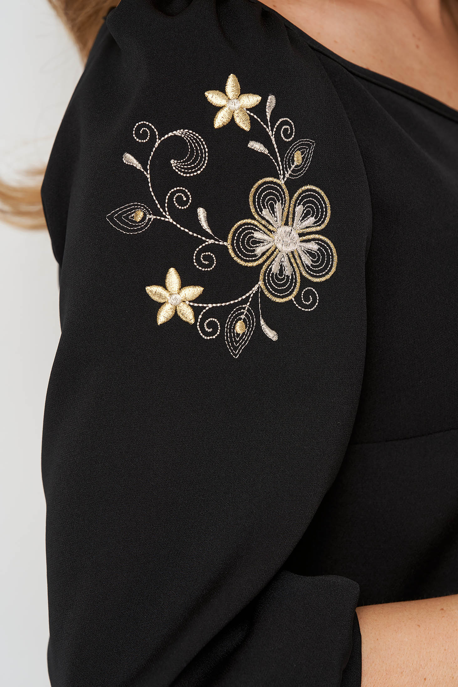 Fekete a-vonalú ruha enyhén rugalmas szövetből hímzett betétekkel - StarShinerS 5 - StarShinerS.hu