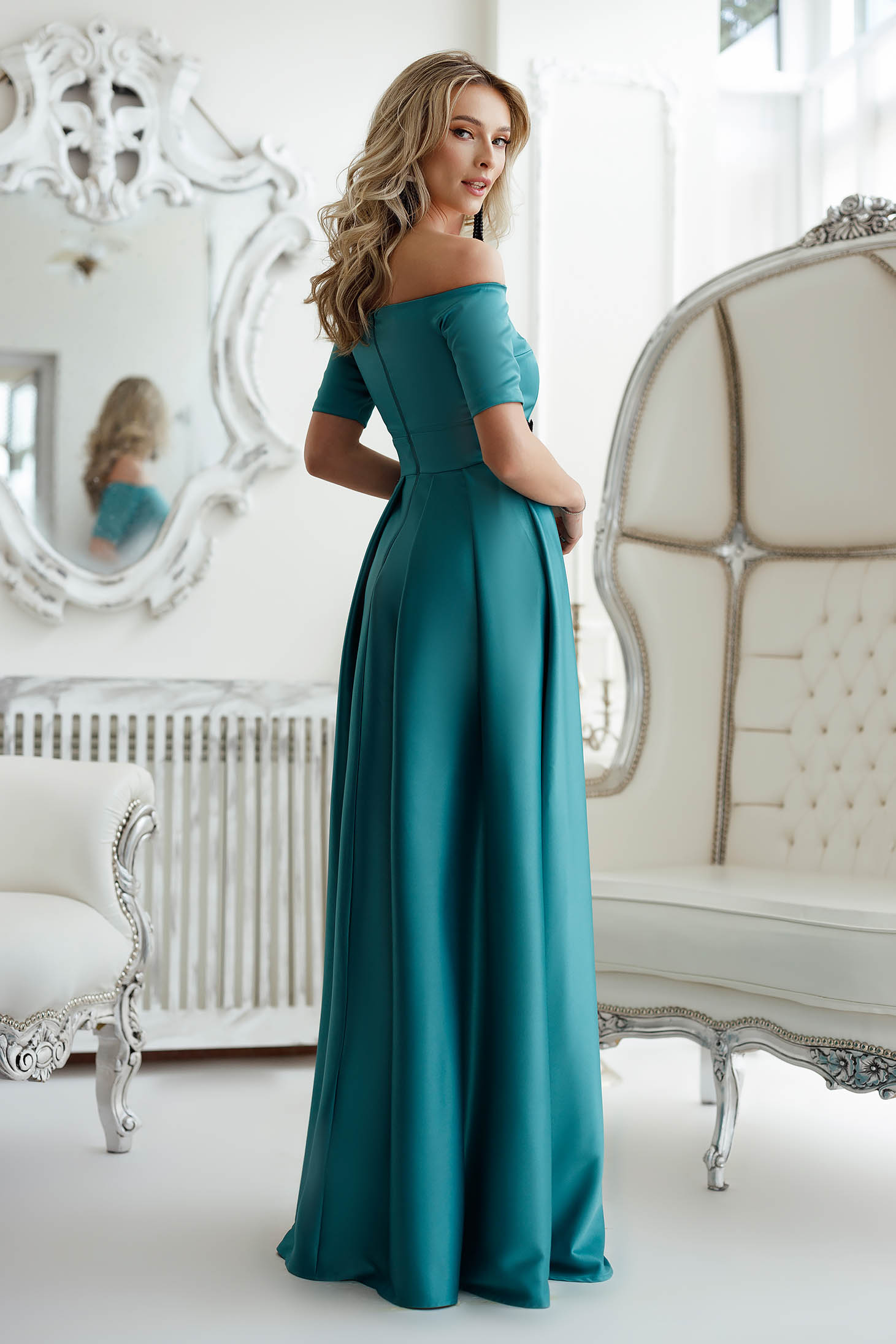 Long green satin dress with open shoulders and waist embroidery - Artista 2 - StarShinerS.com