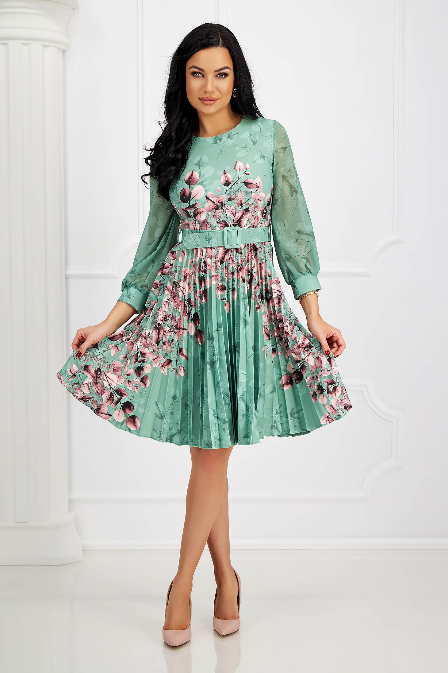 Pleated dress made of slightly elastic light green fabric in flared style with belt-type accessory 4 - StarShinerS.com