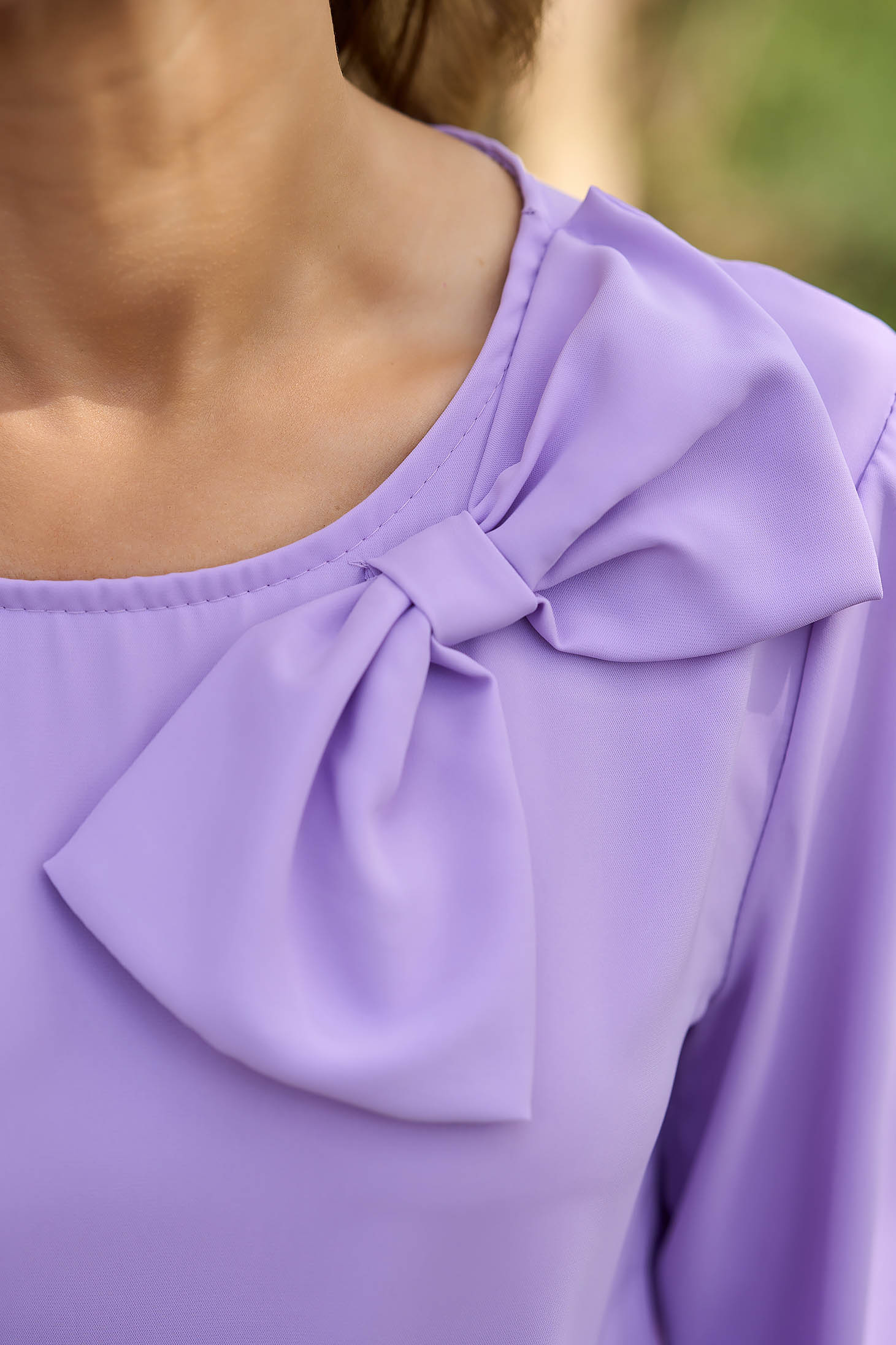 Ladies' blouse made of thin lilac material with a wide cut accessorized with a bow - SunShine 5 - StarShinerS.com