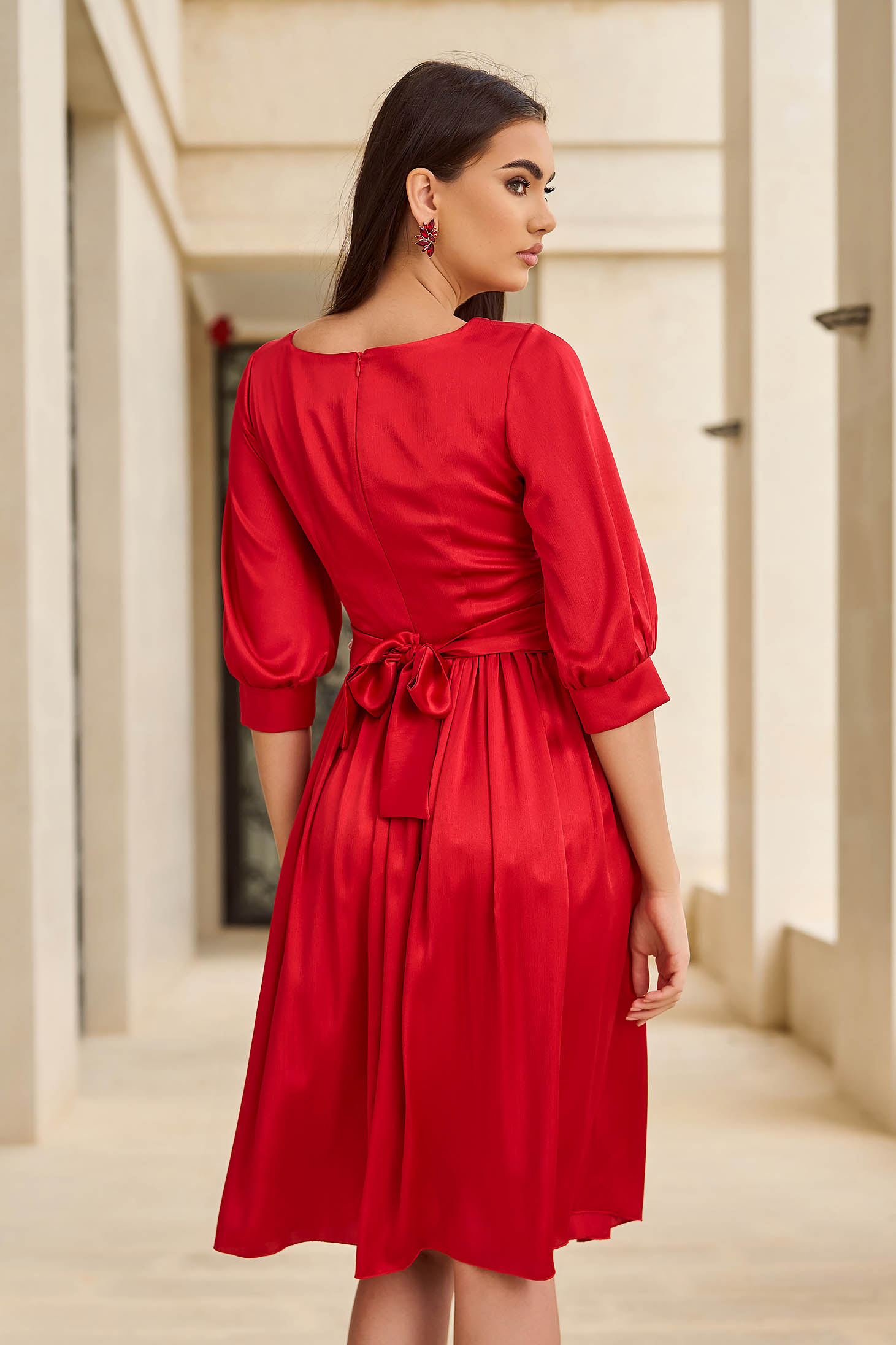 Piros vékony szatén anyagú midi harang ruha öv tipusú kiegészitővel gyöngy díszítéssel - StarShinerS 2 - StarShinerS.hu