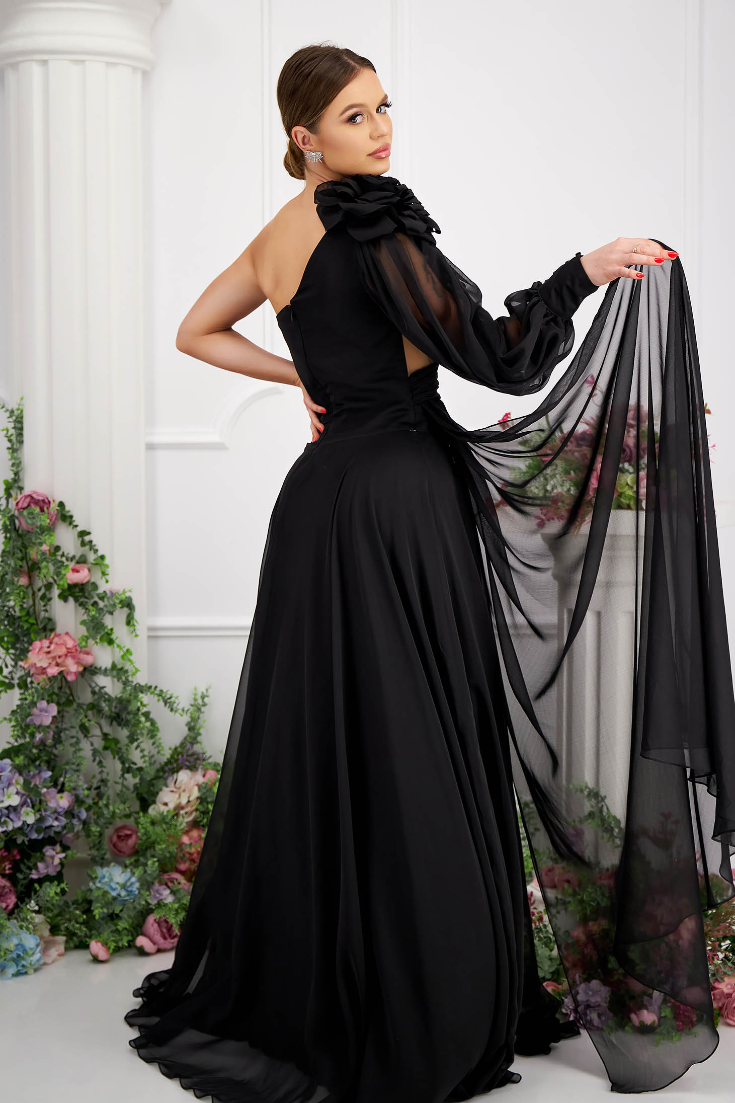 Fekete muszlin szatén anyagú hosszú harang ruha egy ujjal és 3d virágos díszítéssel 3 - StarShinerS.hu