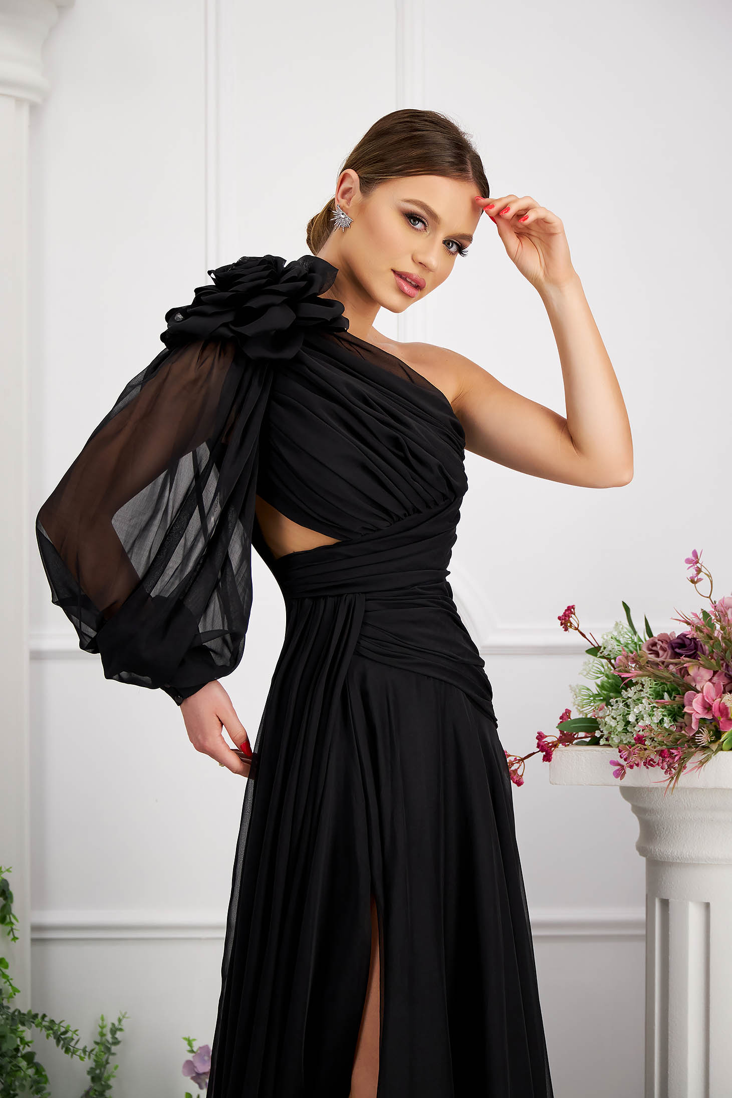 Fekete muszlin szatén anyagú hosszú harang ruha egy ujjal és 3d virágos díszítéssel 4 - StarShinerS.hu