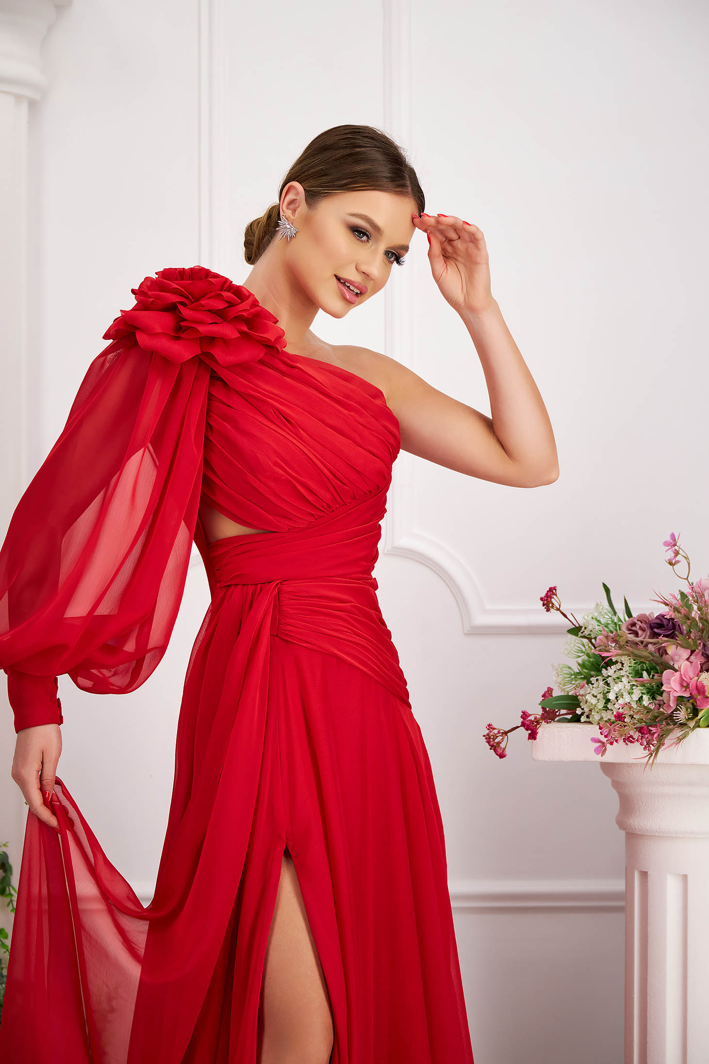 Rochie din voal satinat rosie lunga in clos cu accesoriu in forma de floare 3D 3 - StarShinerS.ro
