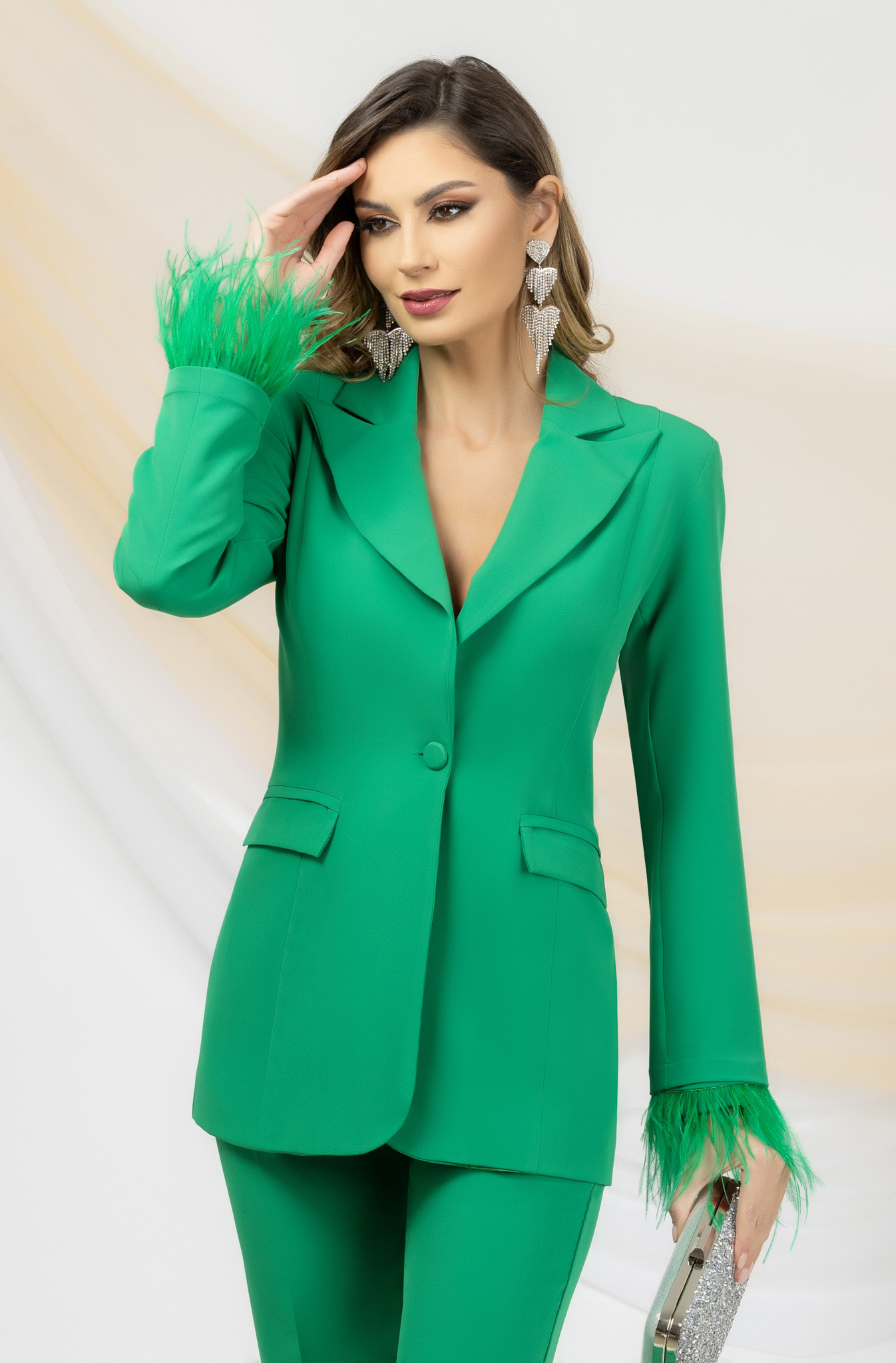 Női kosztüm zöld enyhén rugalmas szövetből tollas díszítés karcsusított szabású 3 - StarShinerS.hu