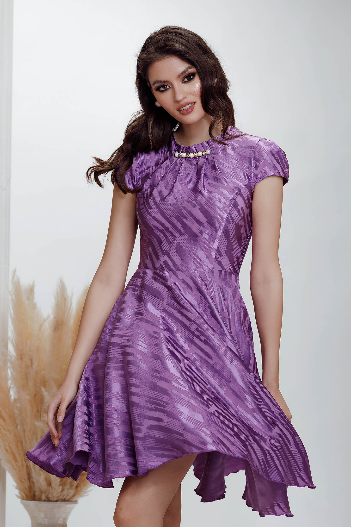 Purple satin flared dress with side pockets accessorized with metallic chain - Fofy 3 - StarShinerS.com