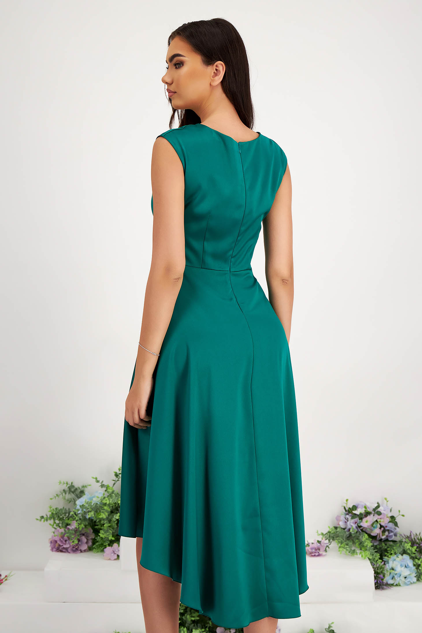 Taft aszimetrikus harang ruha - zöld, rugalmas anyagú, v-dekoltázzsal, bross kiegészítővel - StarShinerS 4 - StarShinerS.hu