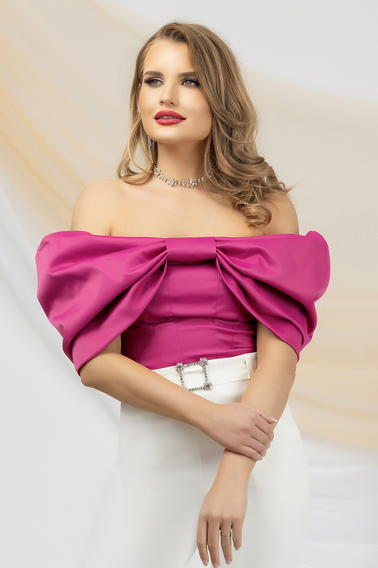 Bluza za dame od elastične tkanine fuksije s uskim krojem i trodimenzionalnim volanima preko rukava - PrettyGirl 7 - StarShinerS.hr