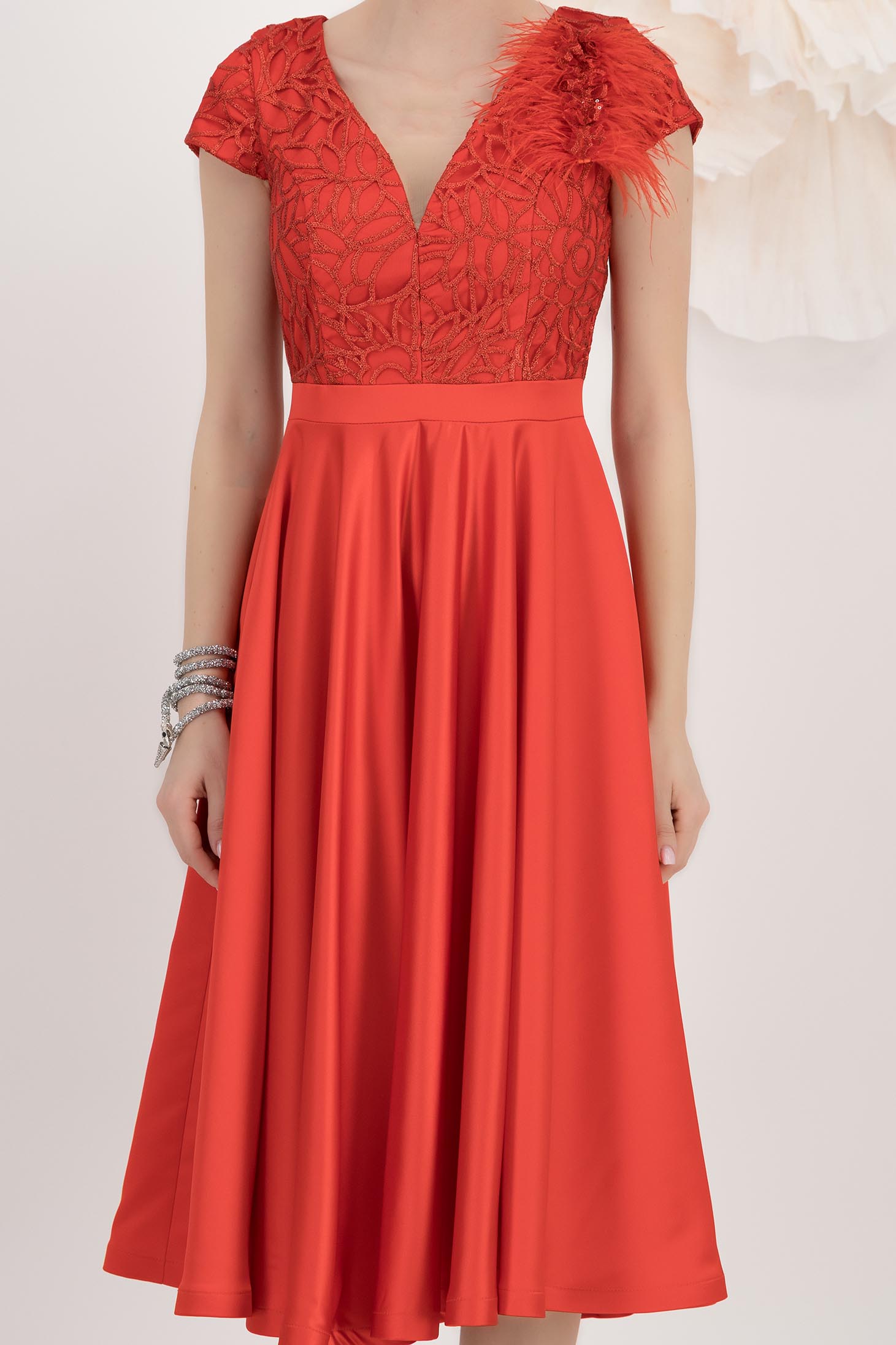 Rochie din tafta elastica si dantela rosie midi in clos accesorizata cu brosa cu pene - StarShinerS 4 - StarShinerS.ro