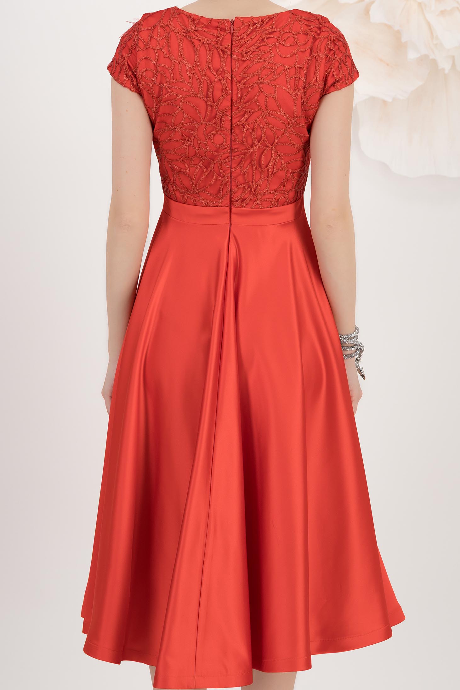 Rochie din tafta elastica si dantela rosie midi in clos accesorizata cu brosa cu pene - StarShinerS 5 - StarShinerS.ro