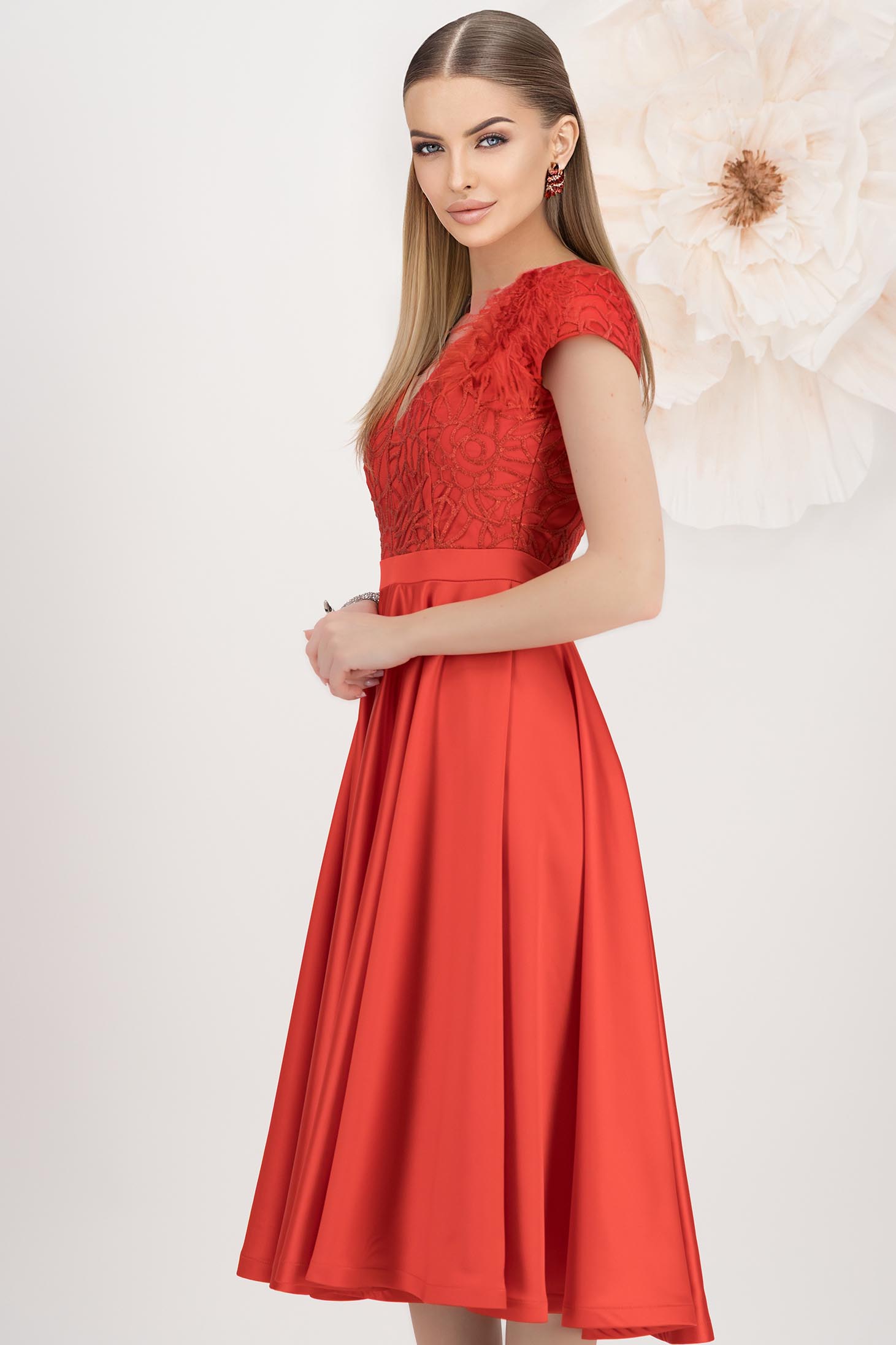 Rochie din tafta elastica si dantela rosie midi in clos accesorizata cu brosa cu pene - StarShinerS 3 - StarShinerS.ro