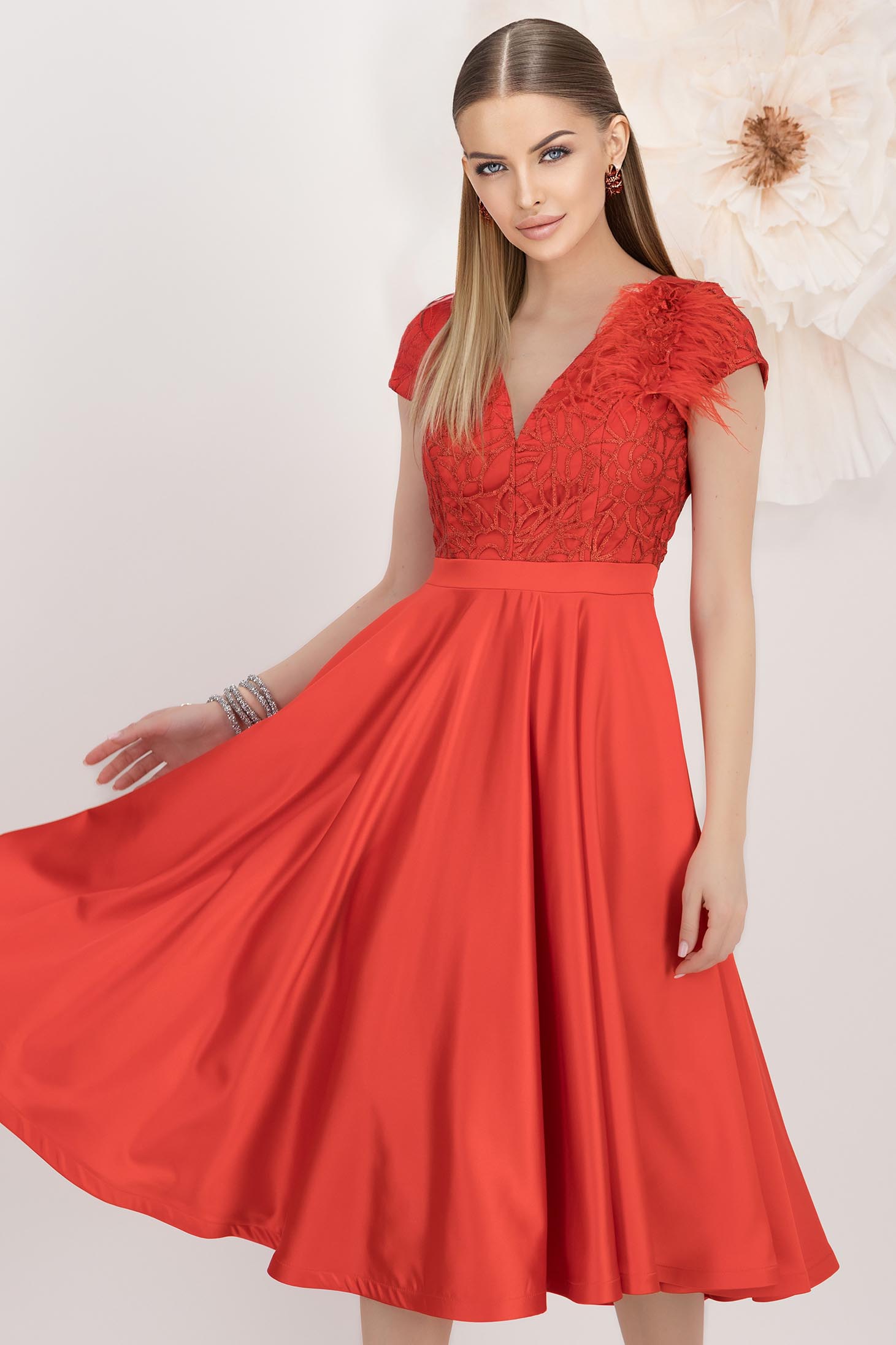 Rochie din tafta elastica si dantela rosie midi in clos accesorizata cu brosa cu pene - StarShinerS 2 - StarShinerS.ro