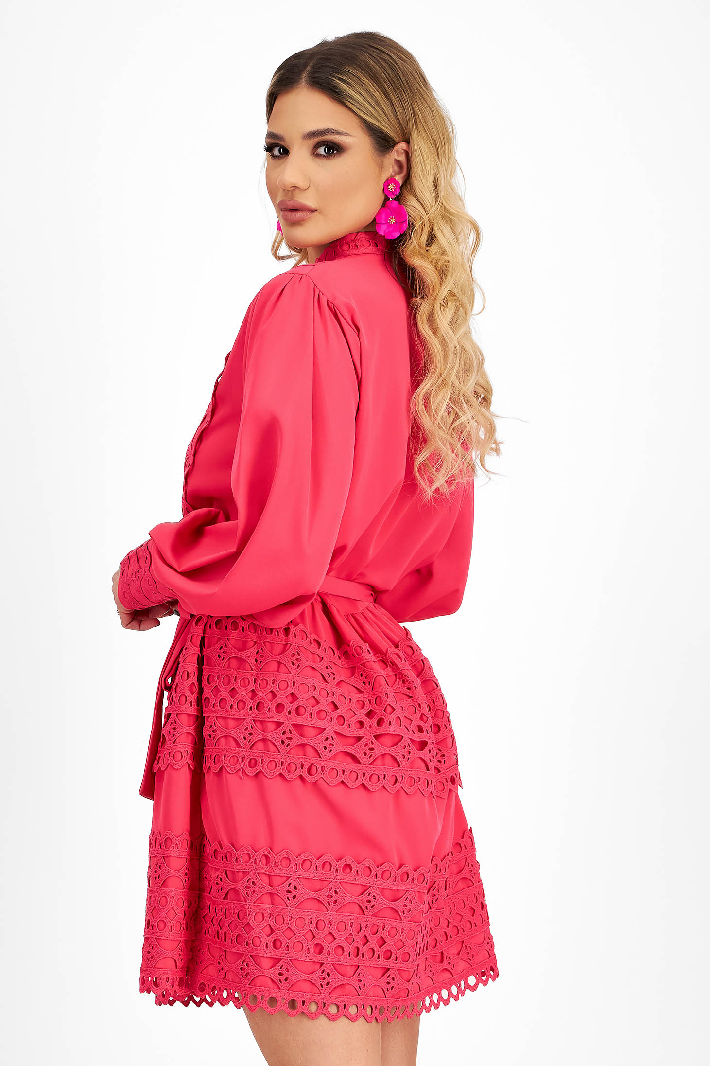 Pink ruha vékony anyag rövid bő szabású csipke díszítéssel övvel ellátva 2 - StarShinerS.hu
