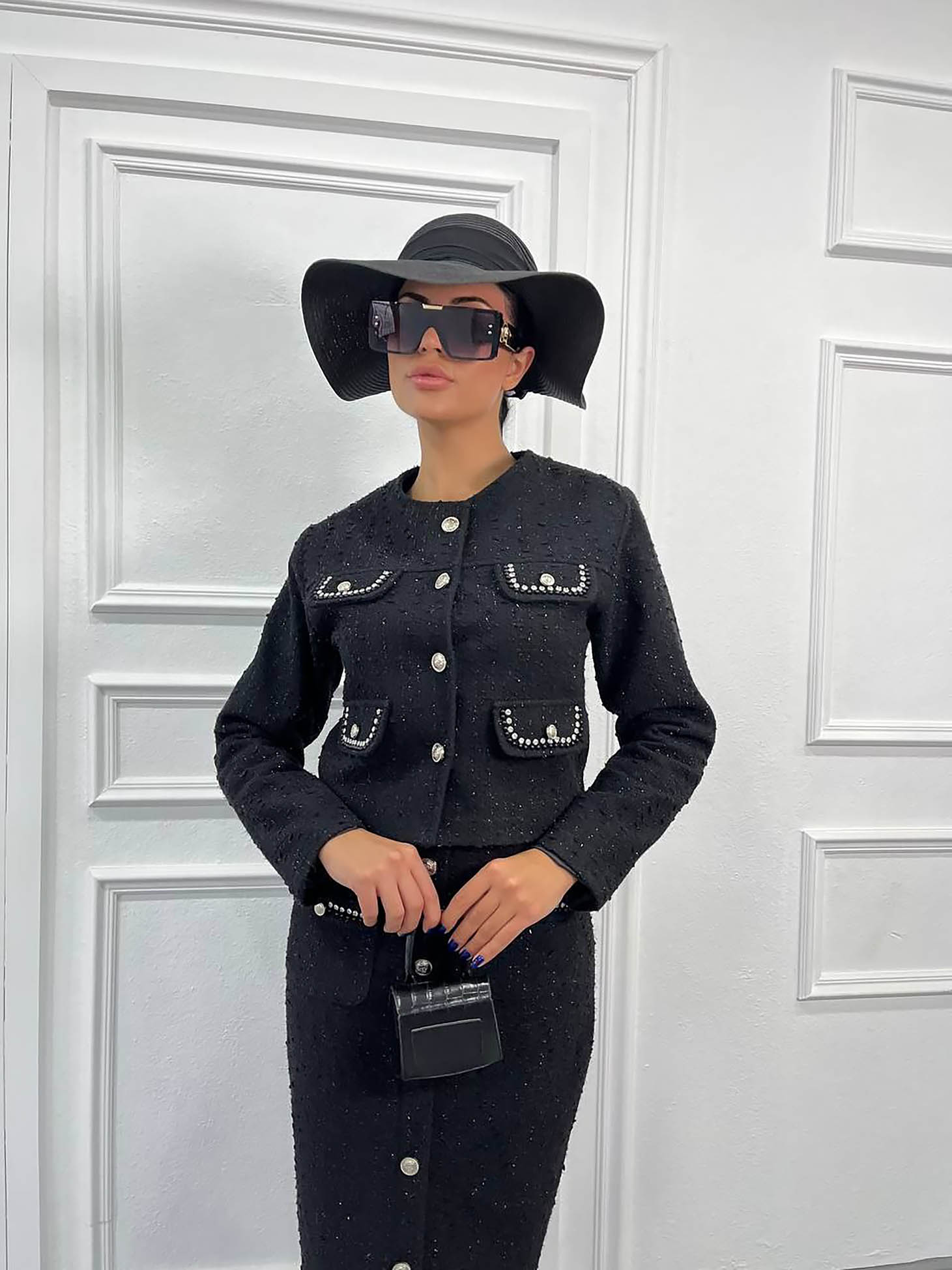Női kosztüm fekete rugalmas szövet karcsusított szabású dekoratív gombokkal 3 - StarShinerS.hu