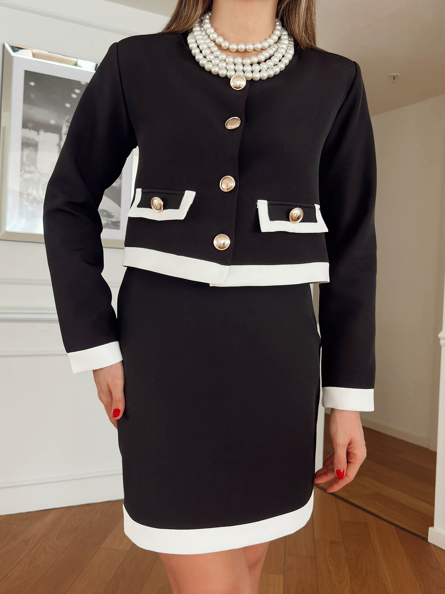 Női kosztüm fekete rugalmas szövet nyaklánc kiegészítővel 6 - StarShinerS.hu
