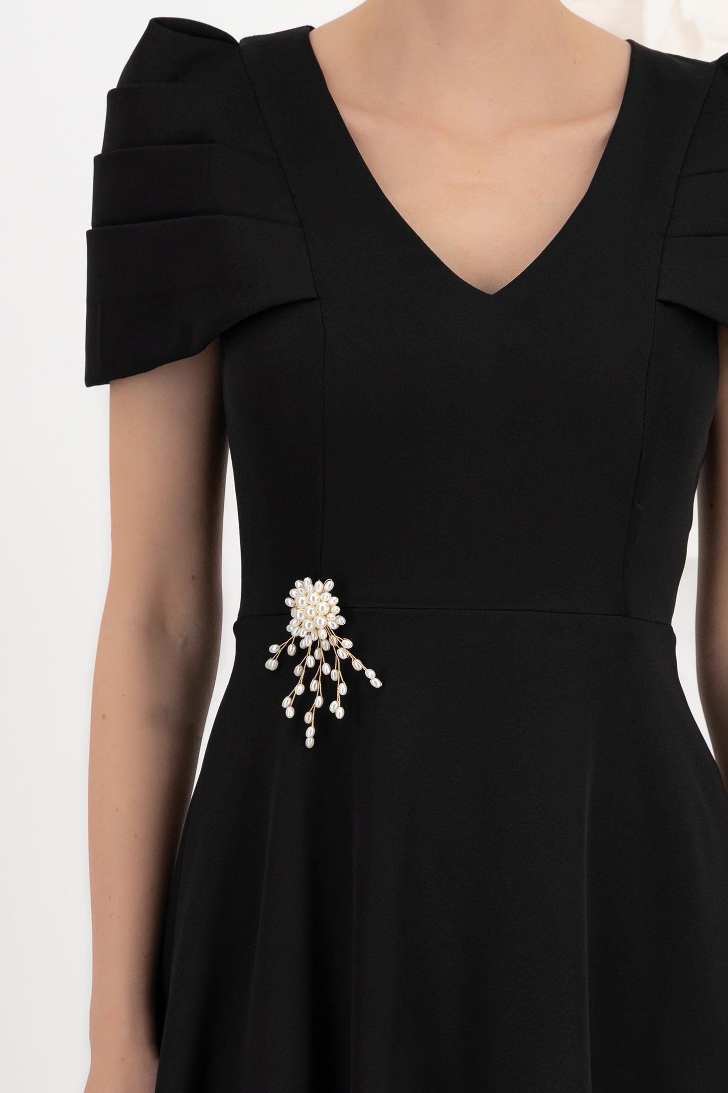 Rochie din stofa elastica neagra midi in clos accesorizata cu brosa - StarShinerS 6 - StarShinerS.ro