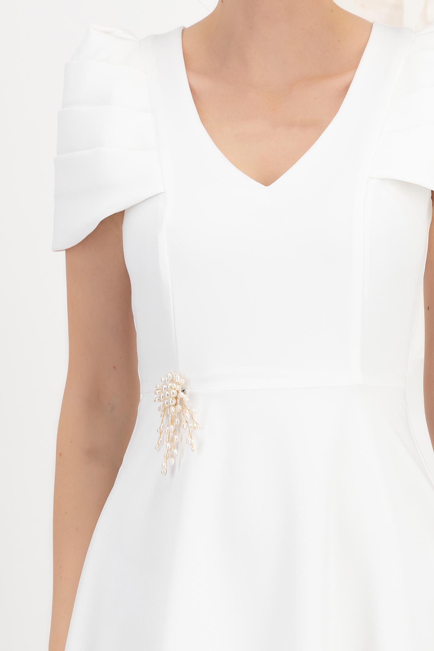 Rochie din stofa elastica ivoire midi in clos accesorizata cu brosa - StarShinerS 6 - StarShinerS.ro