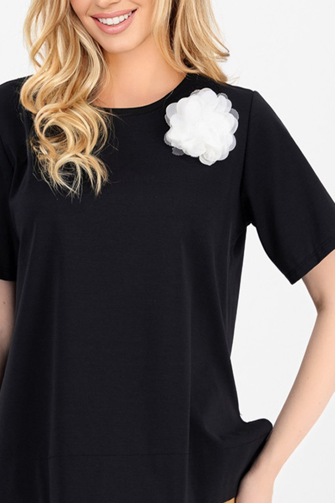 Póló fekete pamutból készült bő szabású aszimetrikus virág alakú brossal 3 - StarShinerS.hu