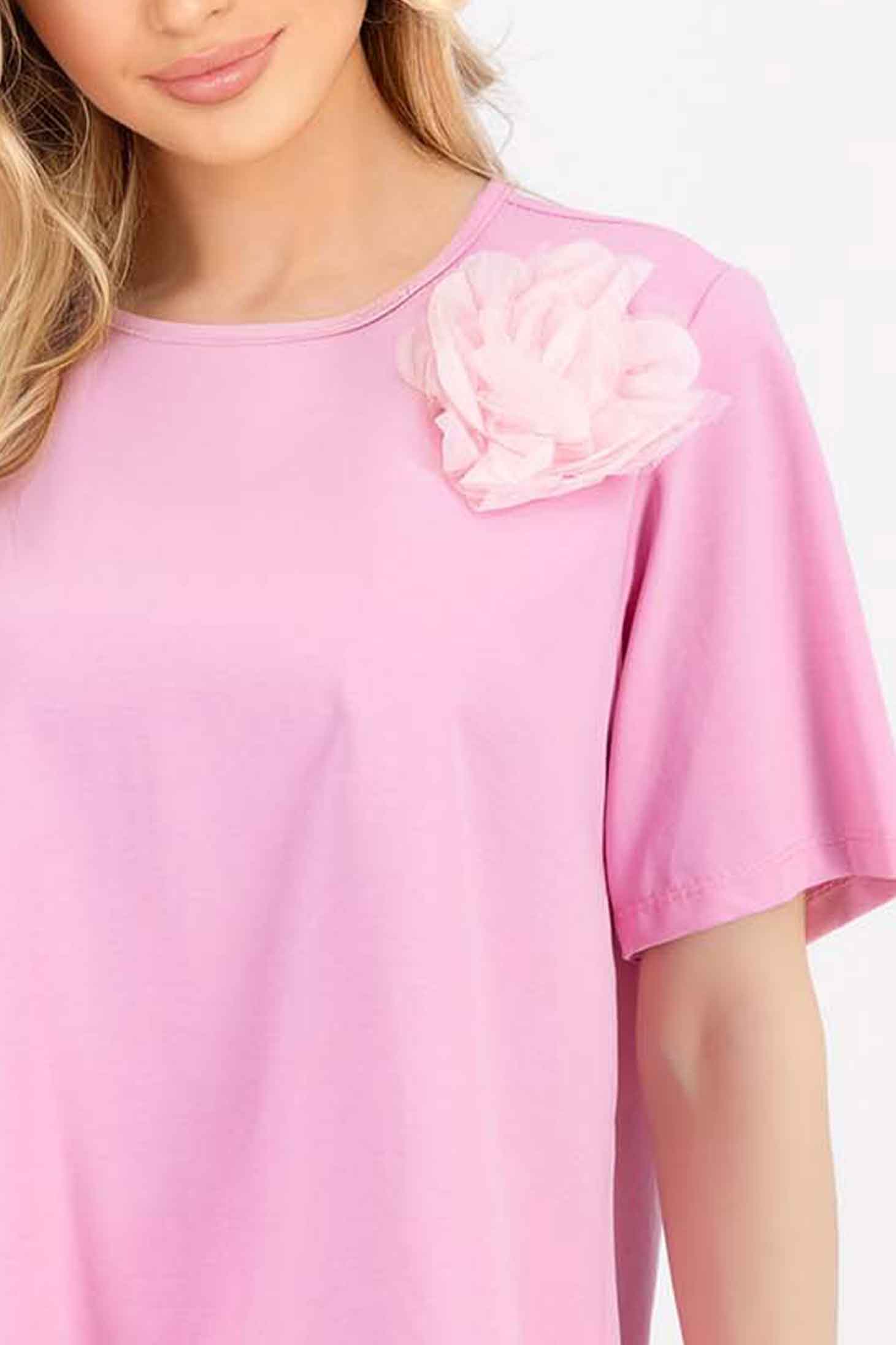 Póló világos rózsaszínű pamutból készült bő szabású aszimetrikus virág alakú brossal 4 - StarShinerS.hu