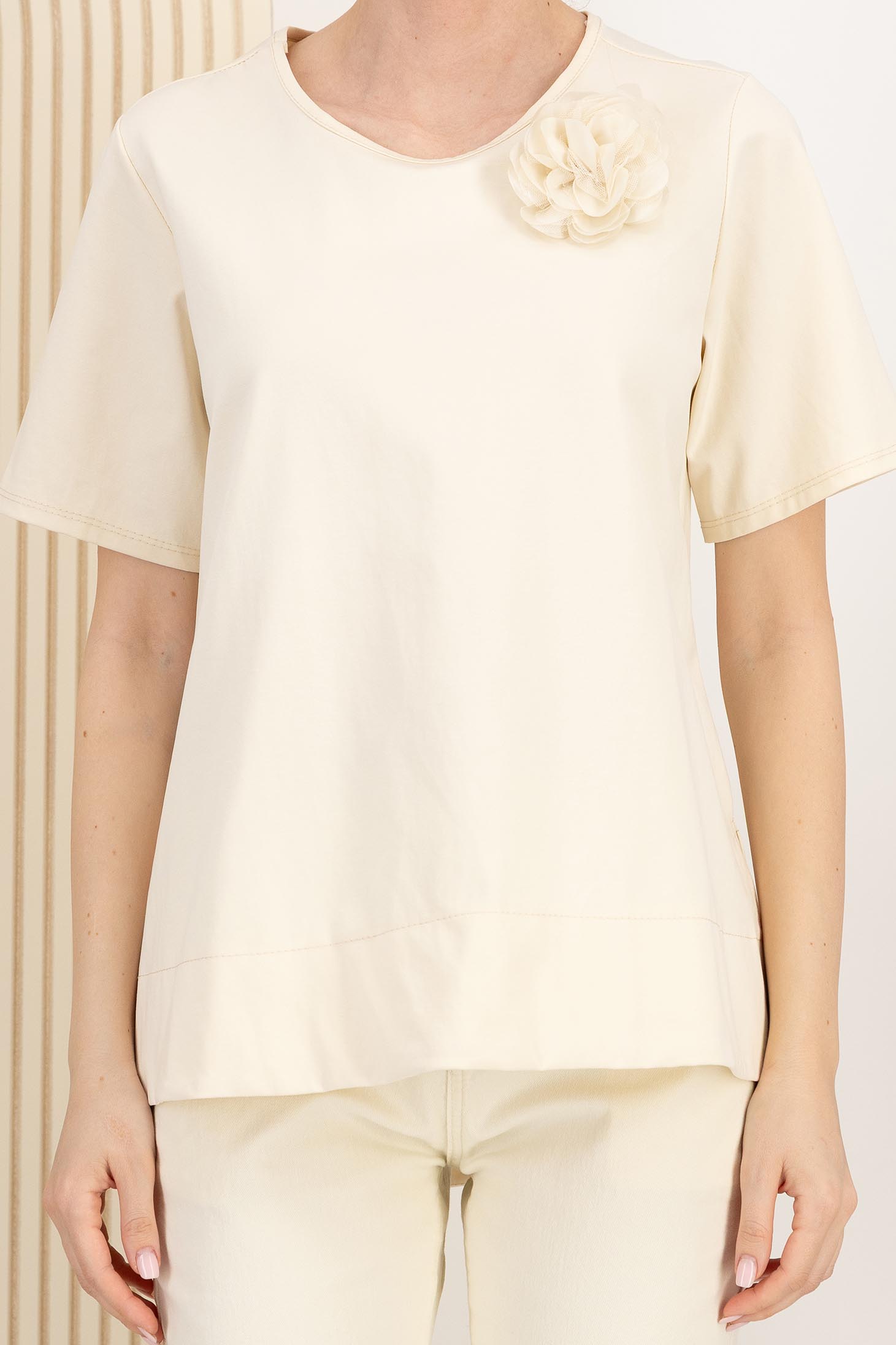 Tricou din bumbac bej cu croi larg usor asimetric cu brosa in forma de floare 3 - StarShinerS.ro