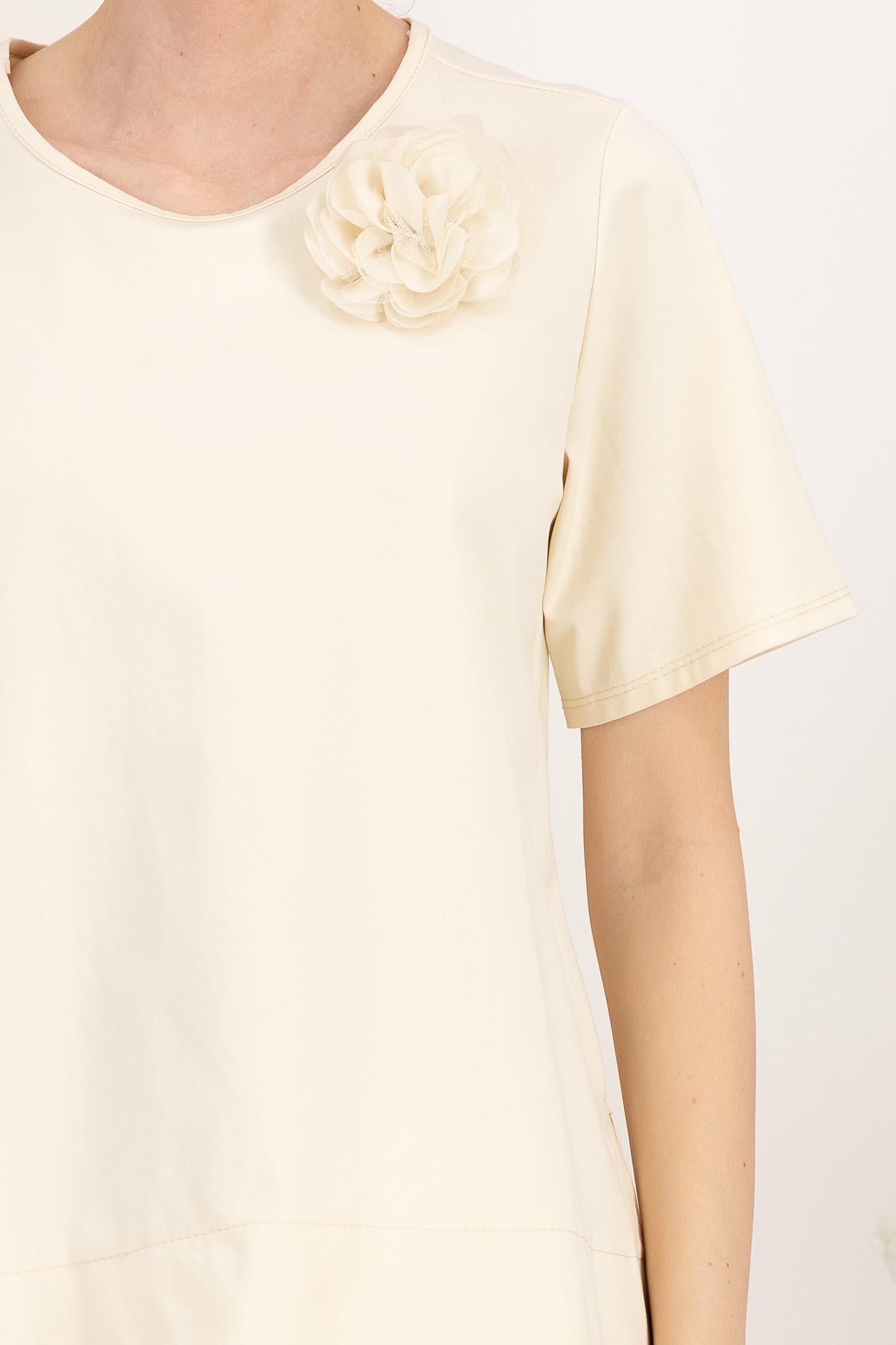 Tricou din bumbac bej cu croi larg usor asimetric cu brosa in forma de floare 4 - StarShinerS.ro