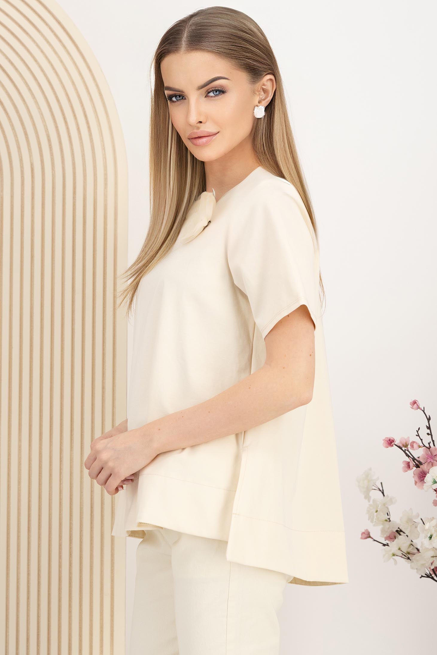 Tricou din bumbac bej cu croi larg usor asimetric cu brosa in forma de floare 2 - StarShinerS.ro