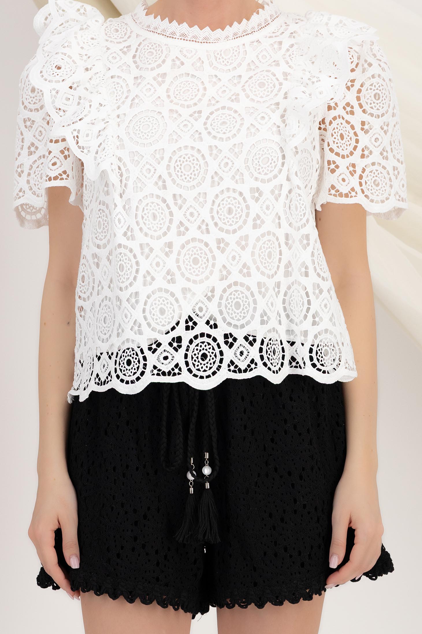 Bluza dama din bumbac macrame alba cu croi larg si volanase la umeri 4 - StarShinerS.ro