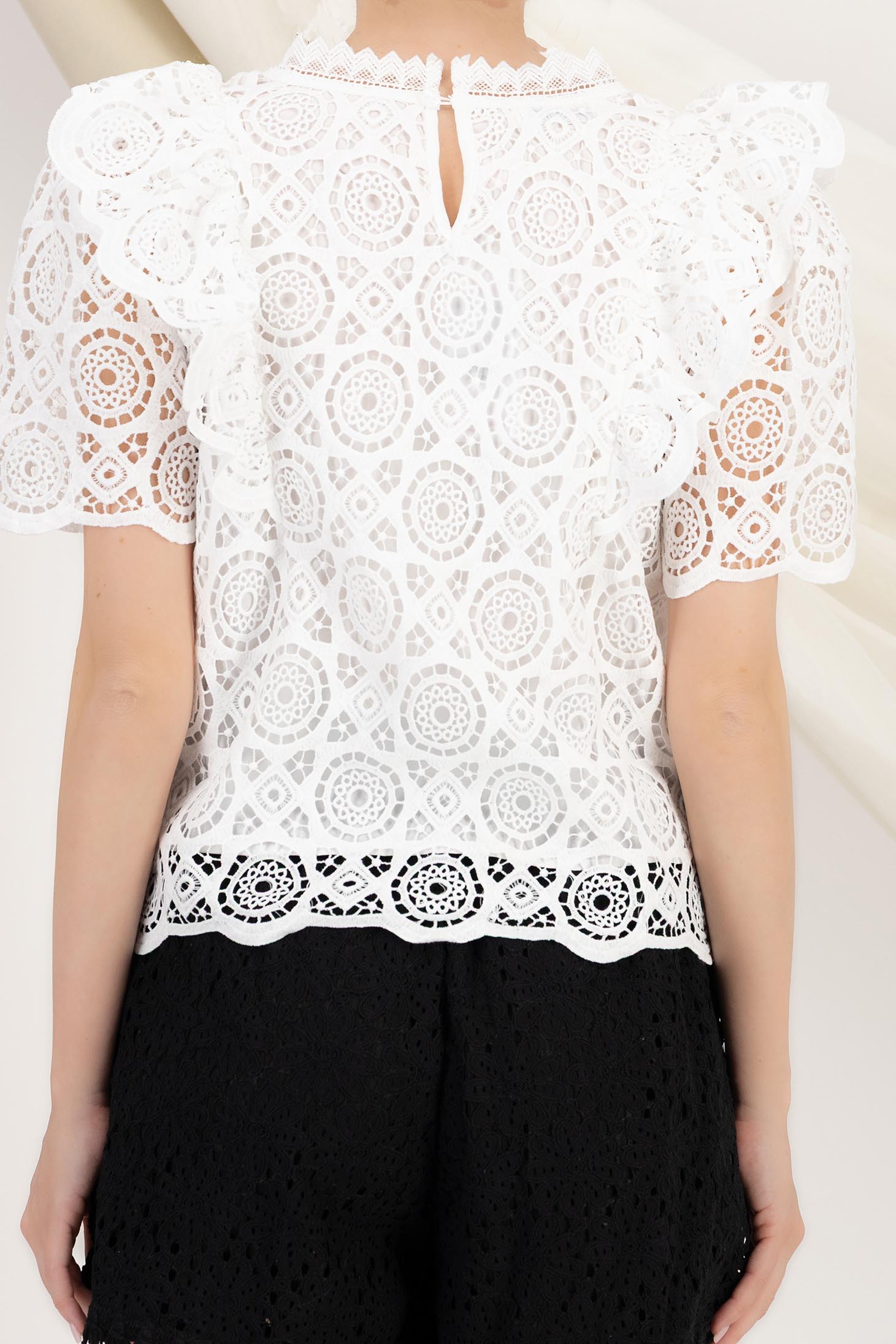 Bluza dama din bumbac macrame alba cu croi larg si volanase la umeri 5 - StarShinerS.ro