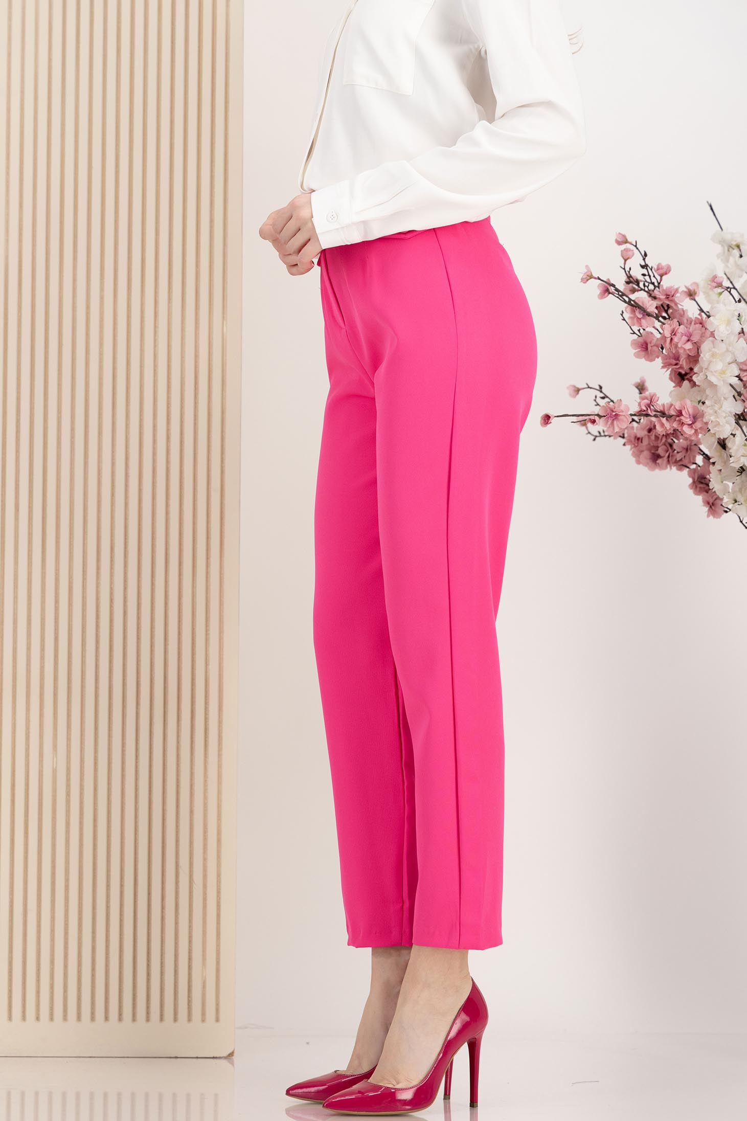 Pantaloni lungi din bumbac roz cu un croi drept si buzunare frontale false 3 - StarShinerS.ro