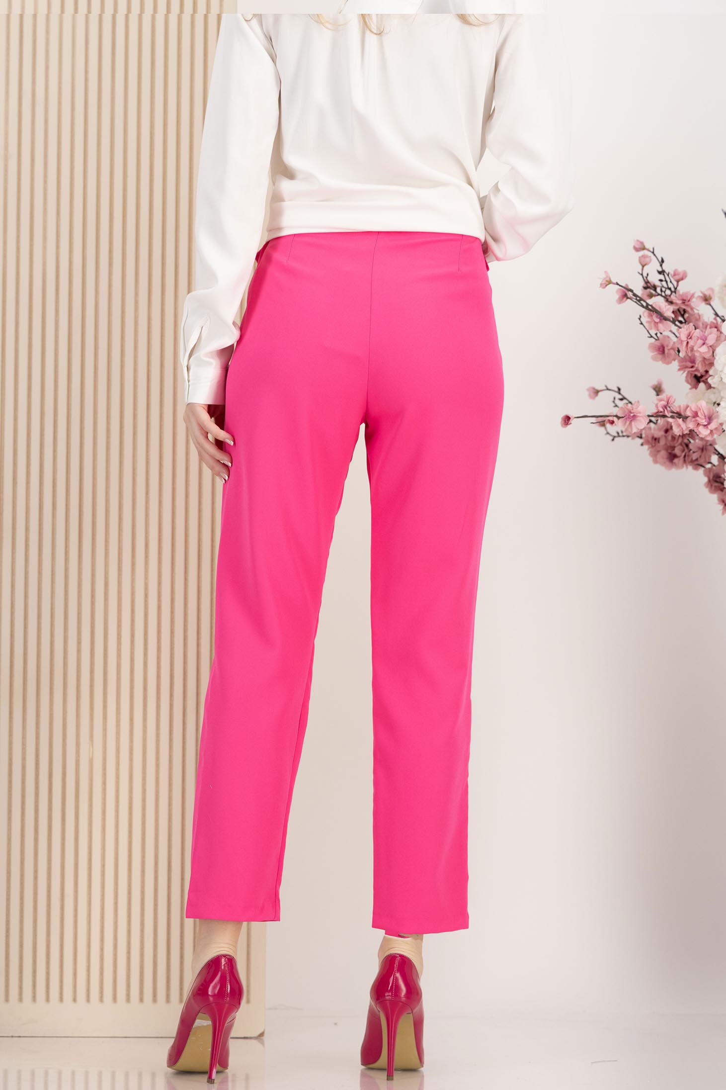 Pantaloni lungi din bumbac roz cu un croi drept si buzunare frontale false 4 - StarShinerS.ro