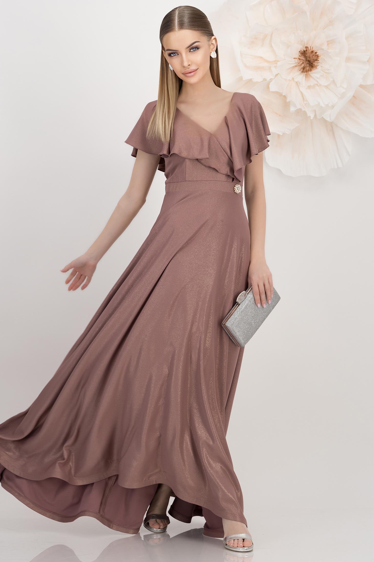 Rochie lunga din georgette cu sclipici roz pudra in clos cu volanas pe linia decolteului - StarShinerS 3 - StarShinerS.ro