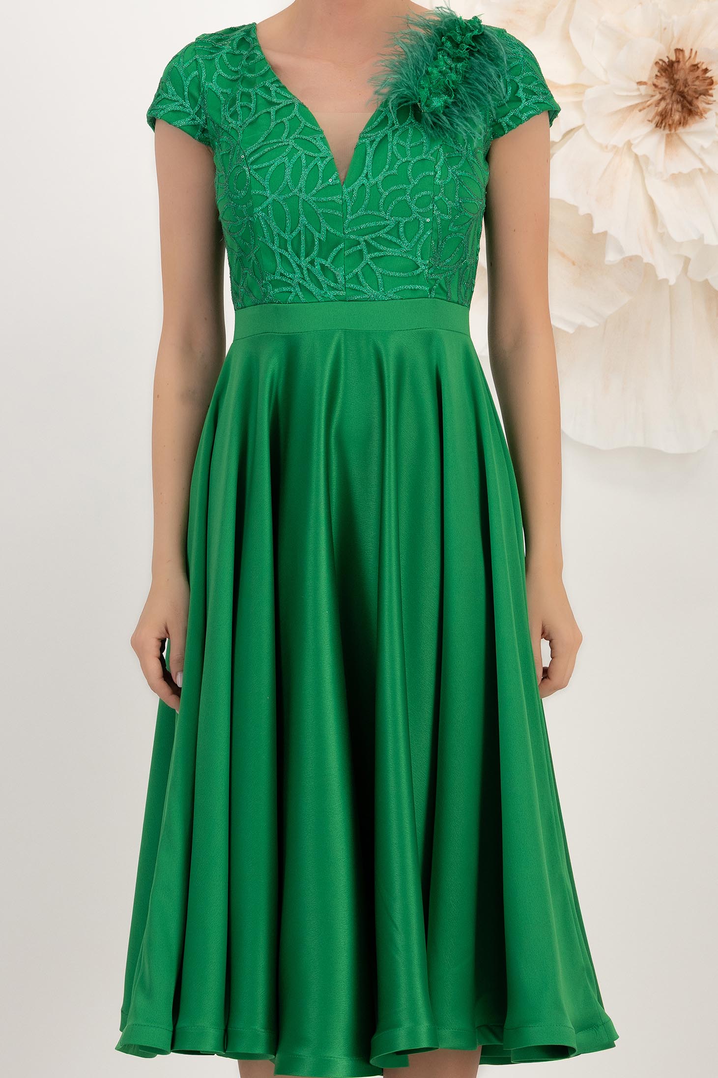 Rochie din tafta elastica si dantela verde midi in clos accesorizata cu brosa cu pene - StarShinerS 4 - StarShinerS.ro